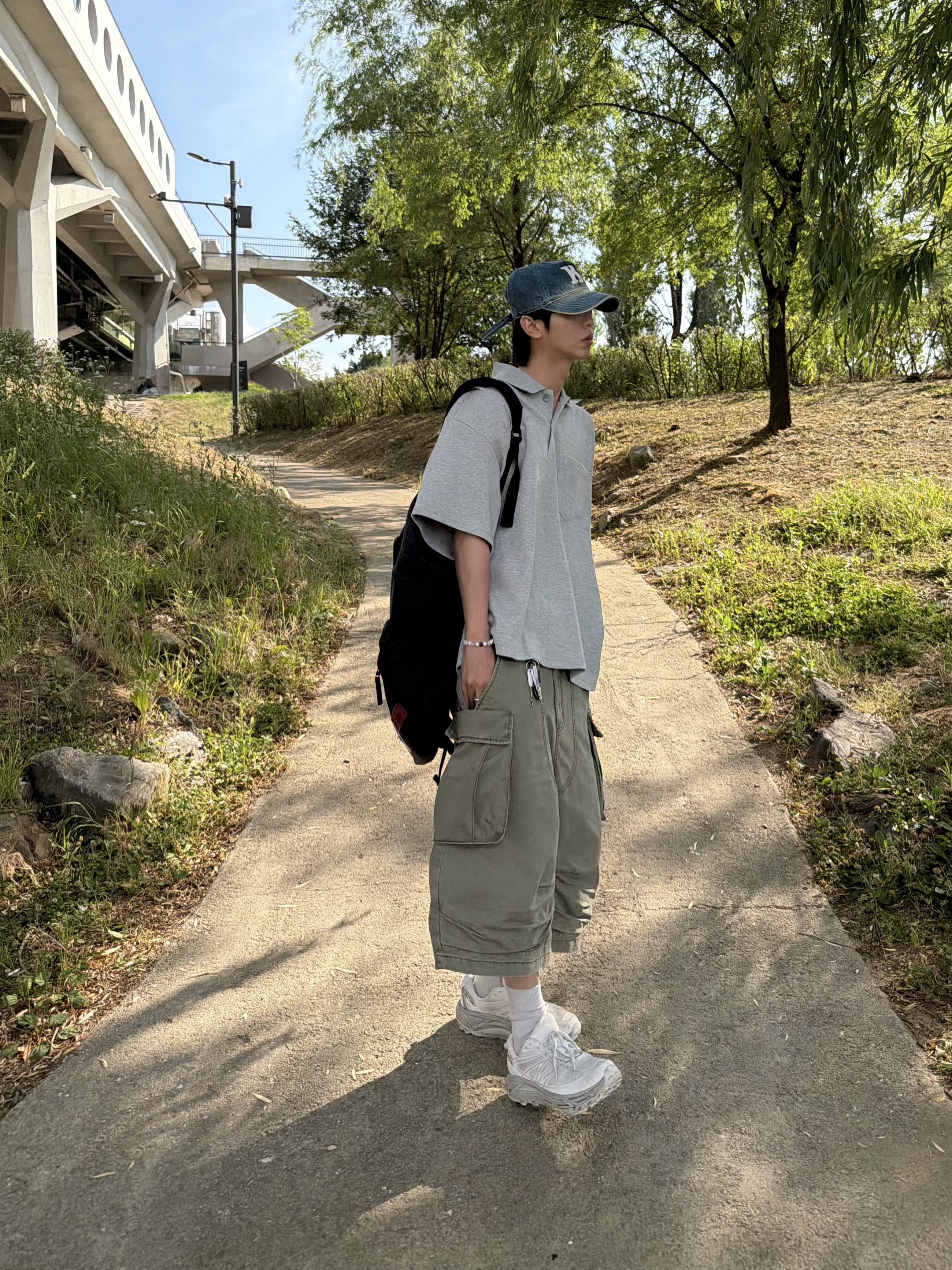 Kamien Back Pleats Polo Gray, Kamien x Koin Seoul K Logo Ball Cap Fade Indigo 착용 스타일 - 6