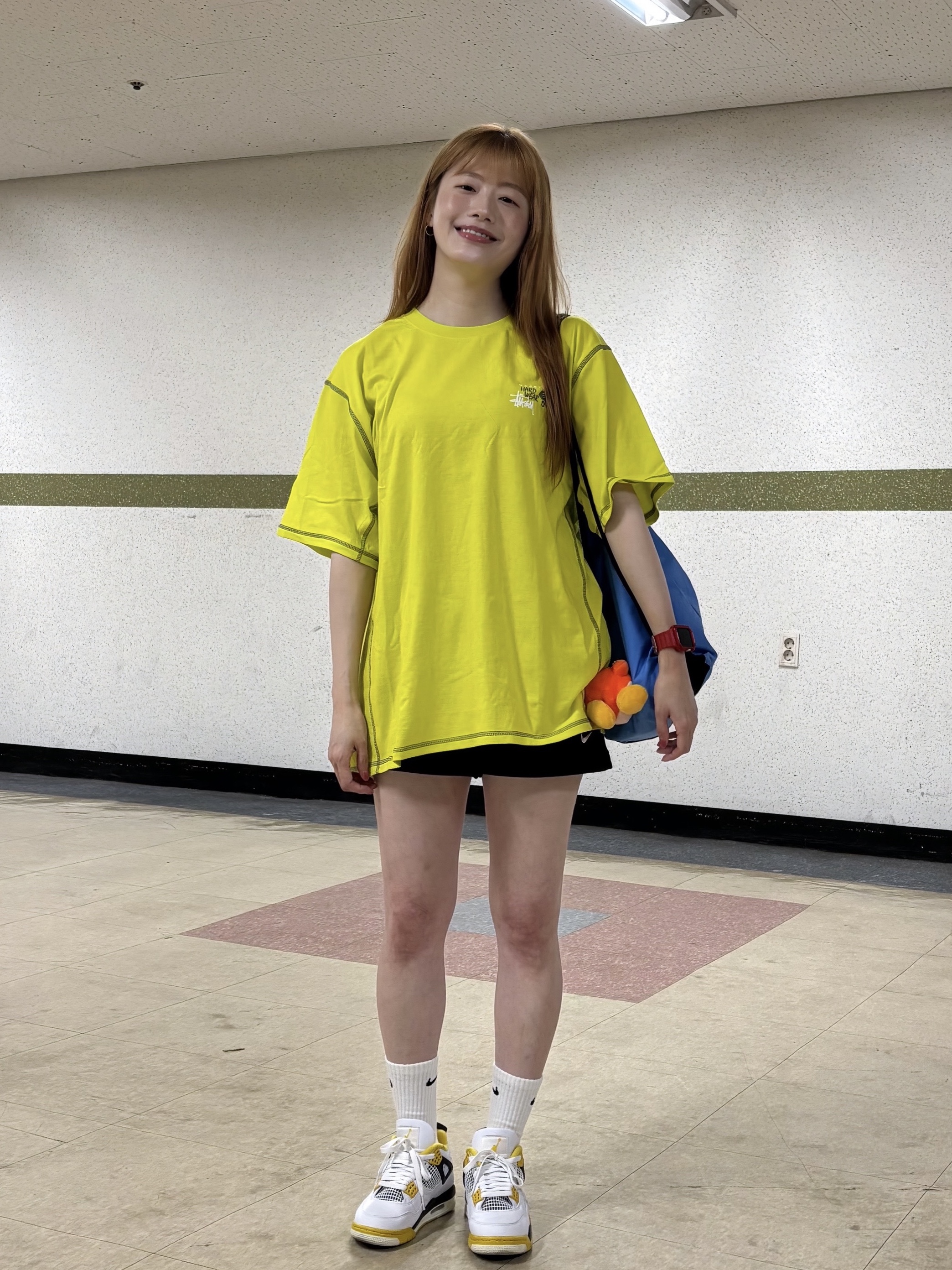 Stussy x Mountain Hardwear T-Shirt Flashlight, (W) Jordan 4 Retro Vivid Sulfur 착용 스타일 - 4