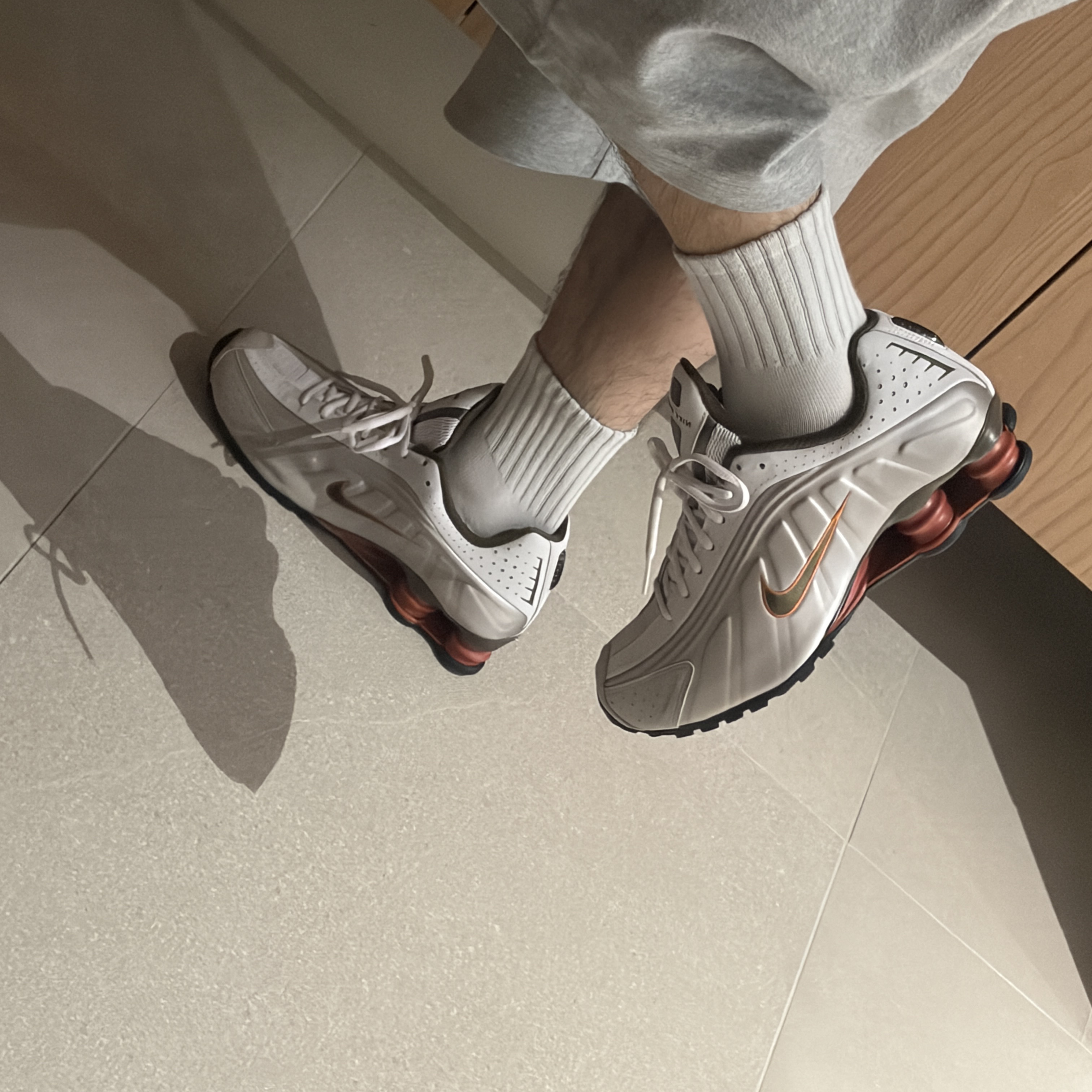 Nike Shox R4 Vast Grey Dusty Peach, Nike Air Max 95 Big Bubble Total 90 Metallic Silver Black 착용 스타일 - 2