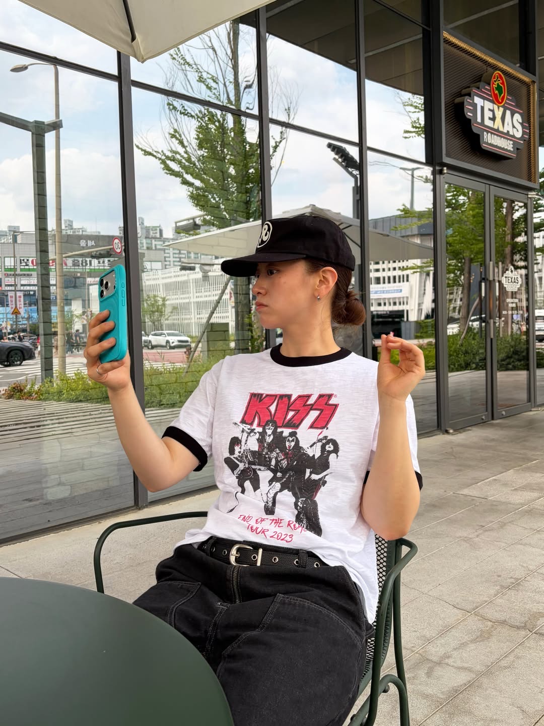 MAINBOOTH X KISS End of the Road T-shirt White 착용 스타일 - 2