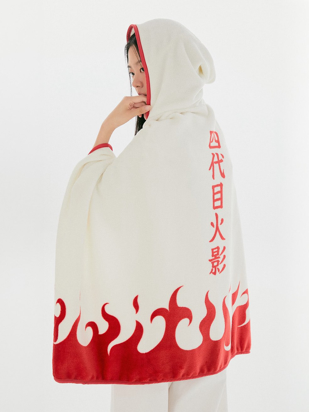 Spao x Naruto Hooded Blanket White, Spao x Naruto Hooded Blanket Black μ°©μ© μ€νμΌ - 3