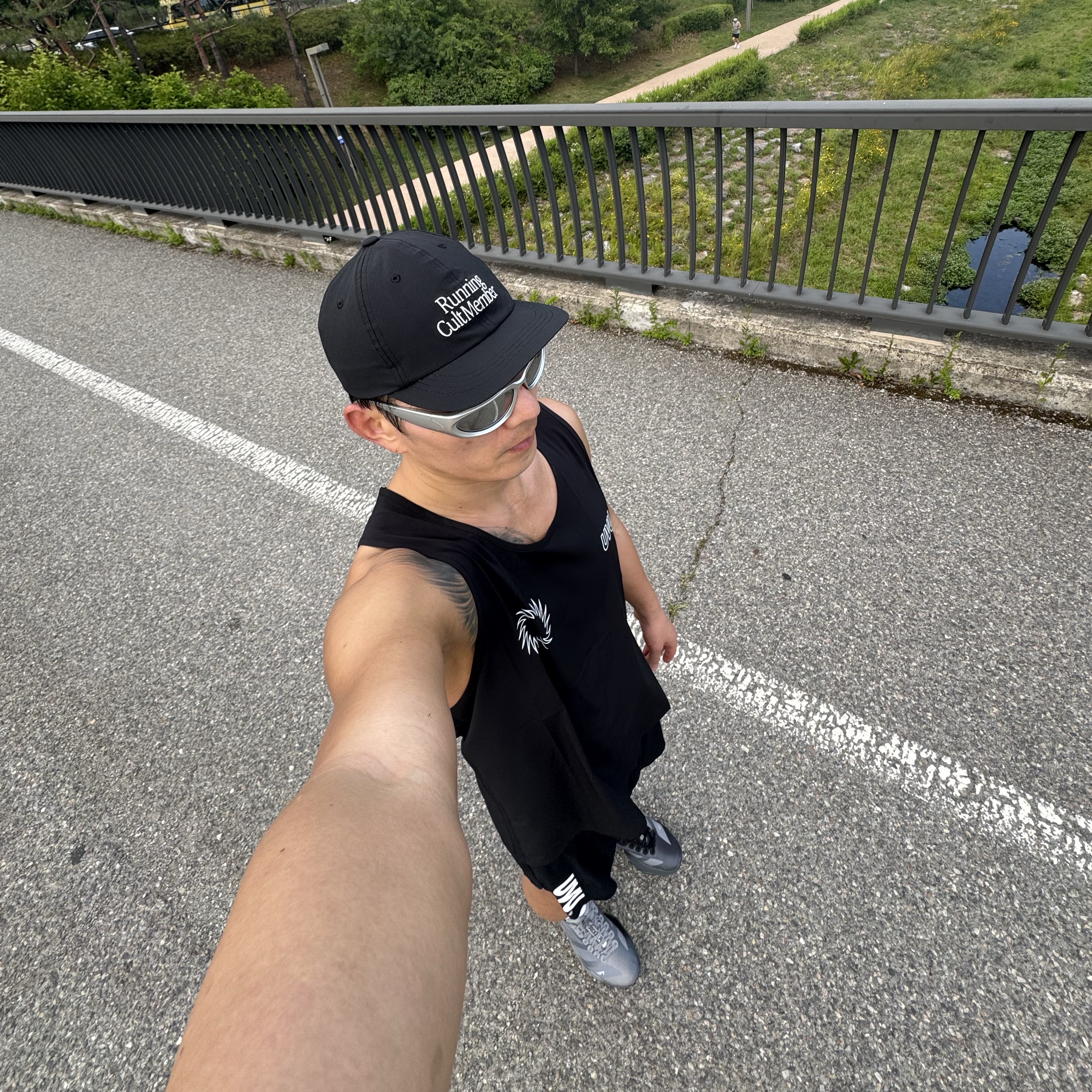 UVU Split Shorts Black, UVU Running Vest Black 착용 스타일