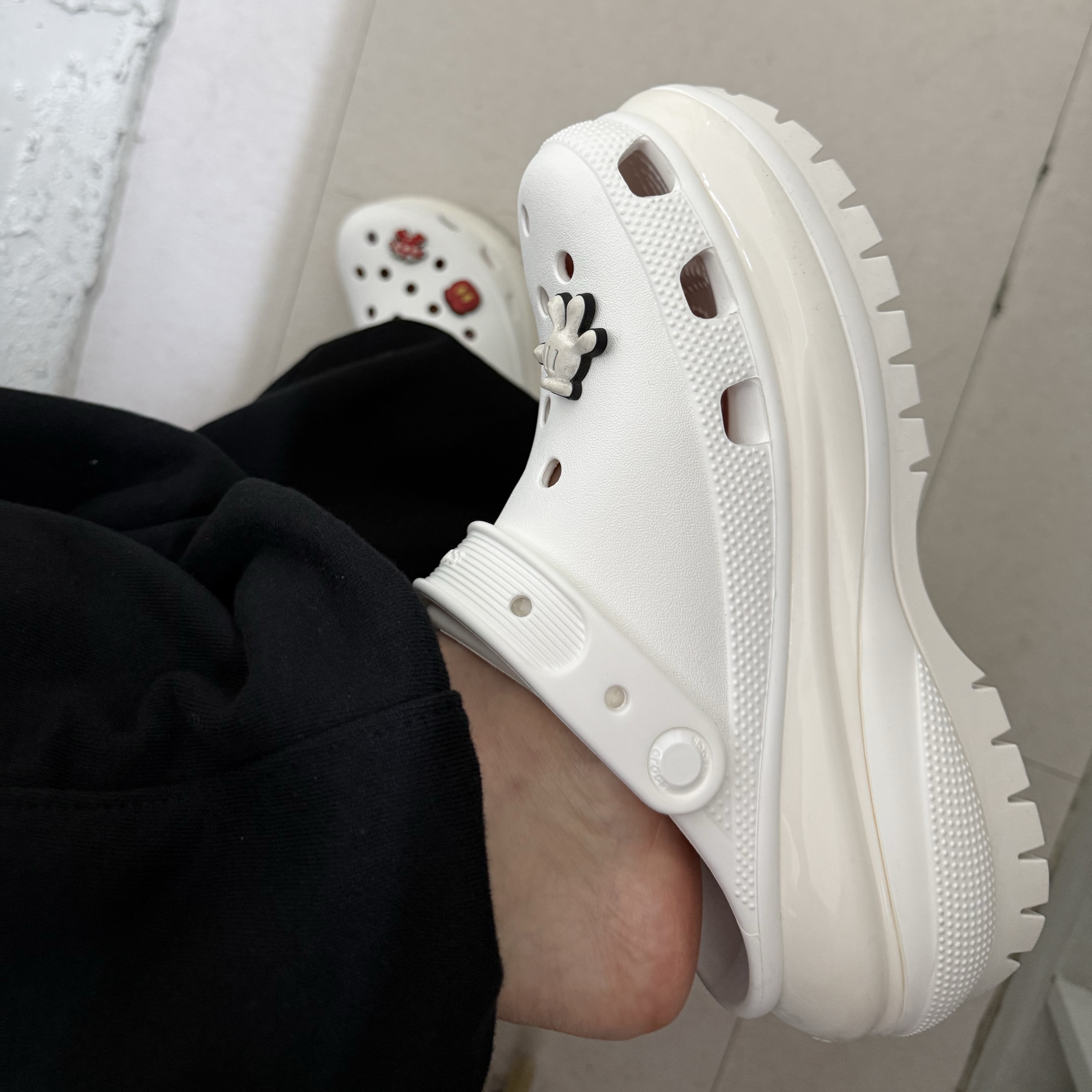 Crocs Classic Mega Crush Clog White 착용 스타일 - 2