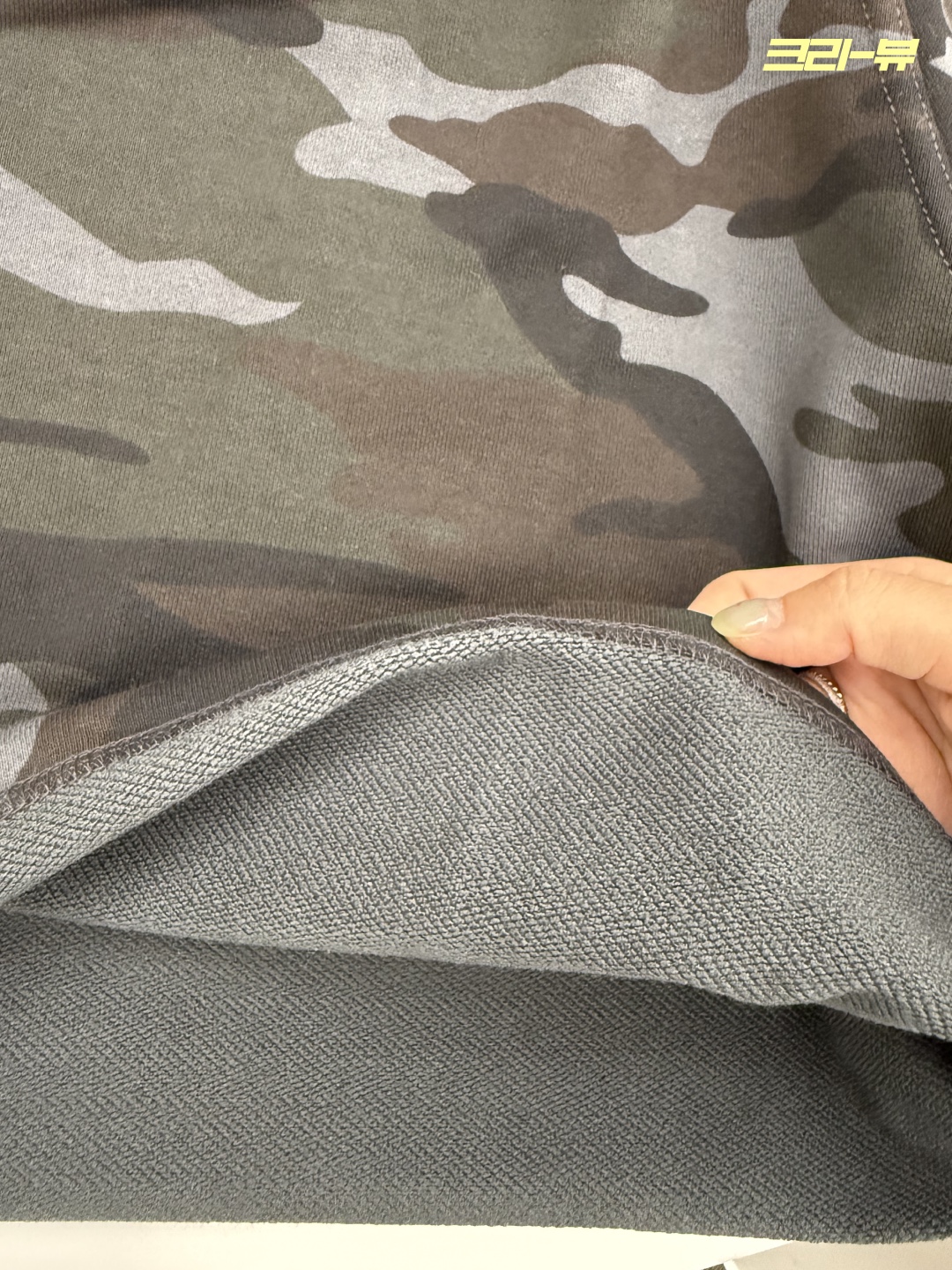 AMOU Camo One Tuck Bermuda Pants Charcoal 착용 스타일 - 5