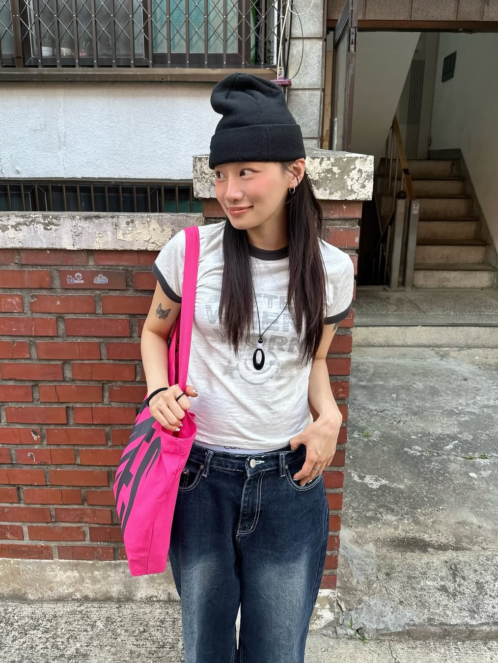 MAINBOOTH Beatles x Tote Bag Pink 착용 스타일 - 5