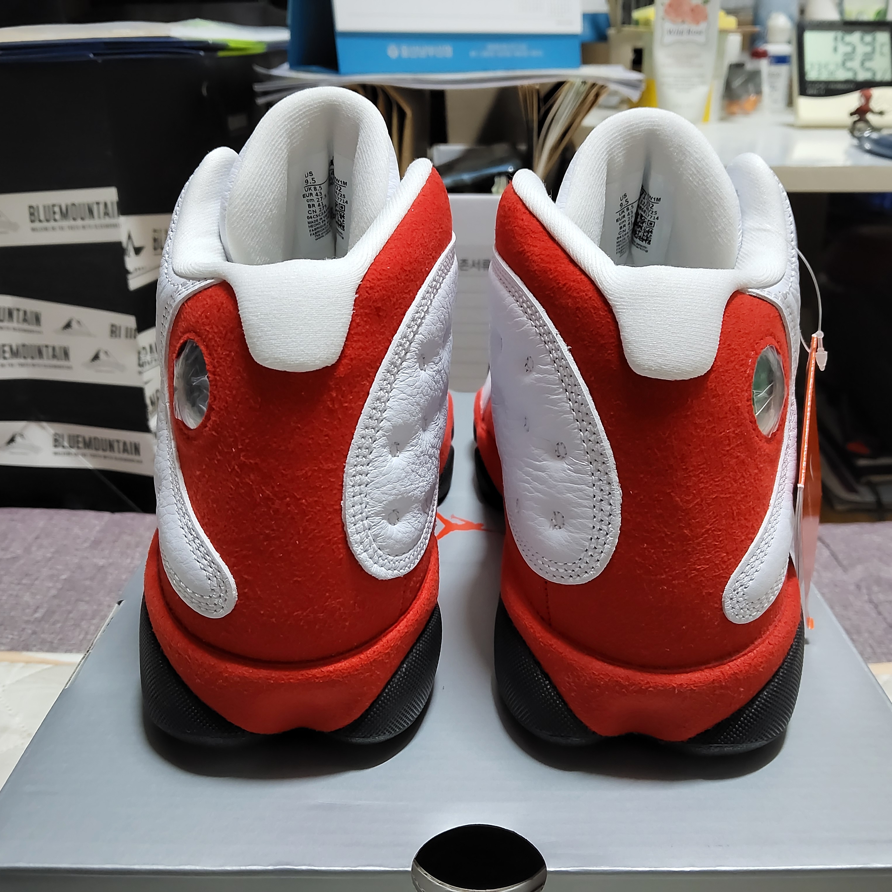Jordan 13 Retro White and University Red 착용 스타일 - 3