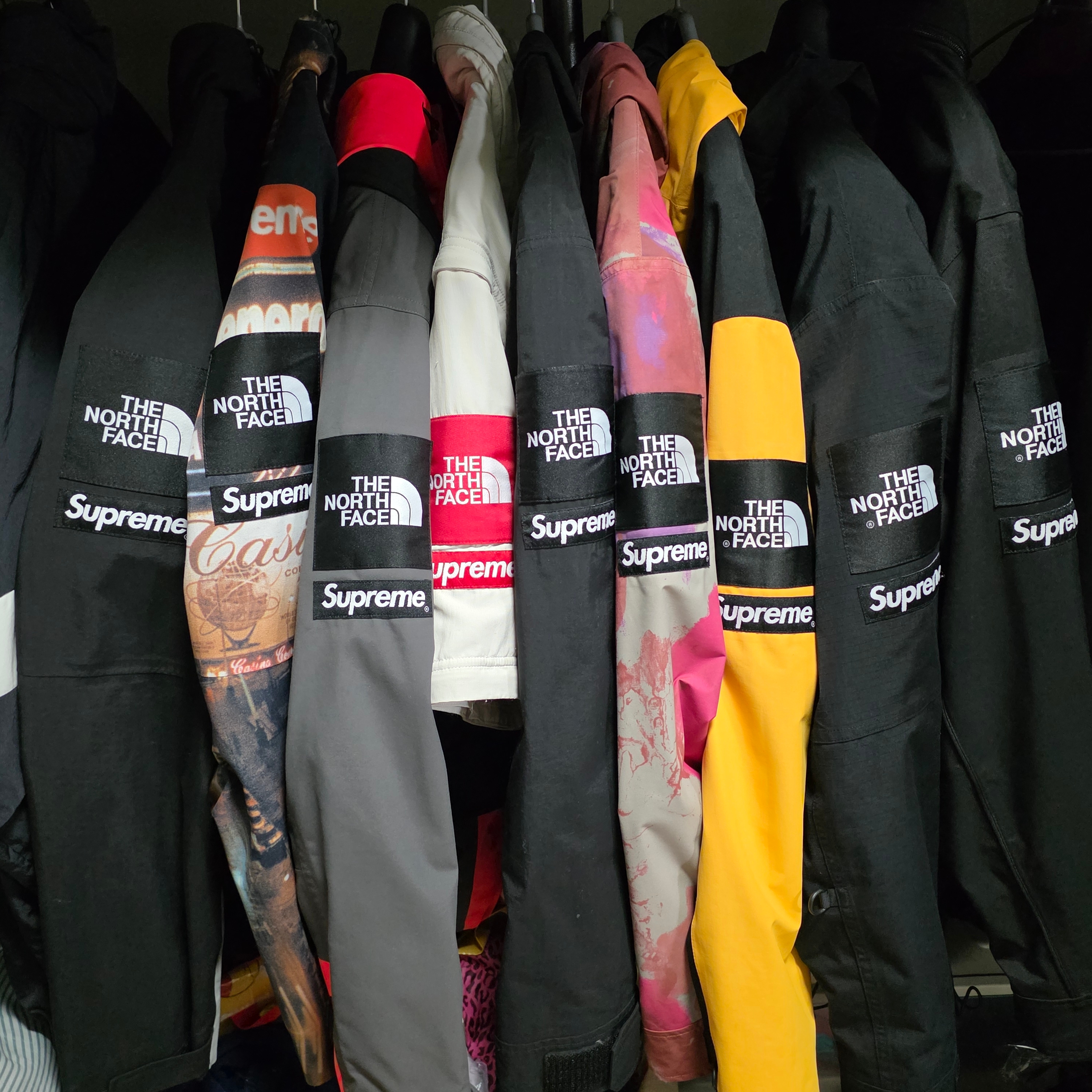 Supreme x The North Face Nuptse Jacket Black - 24FW, Supreme x The North Face Taped Seam Shell Jacket Grey - 22FW 착용 스타일 - 1