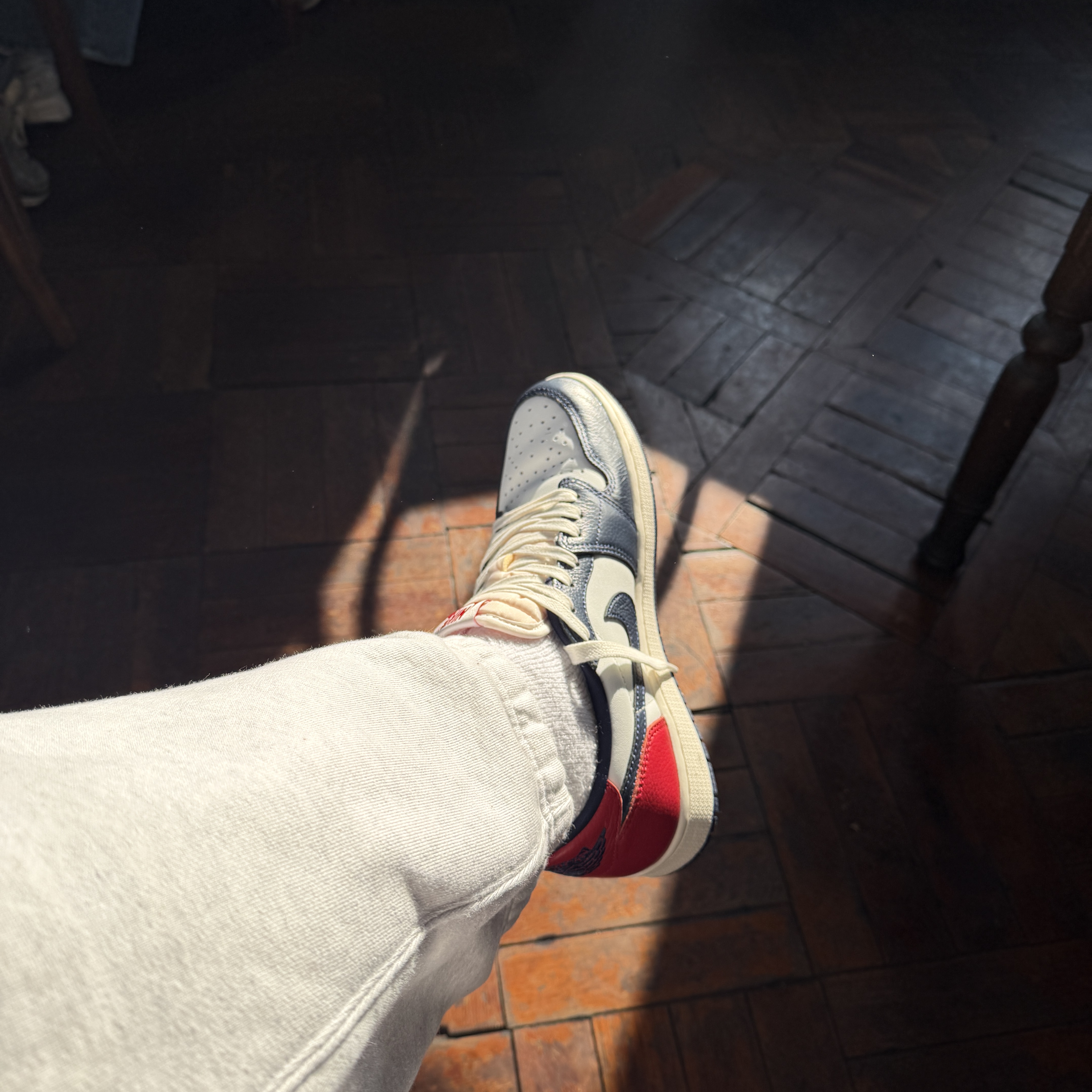 Dr. Martens 1461 Smooth Leather Oxford Shoes Cherry Red, Jordan 1 Retro Low OG Gym Red and Midnight Navy 착용 스타일 - 2