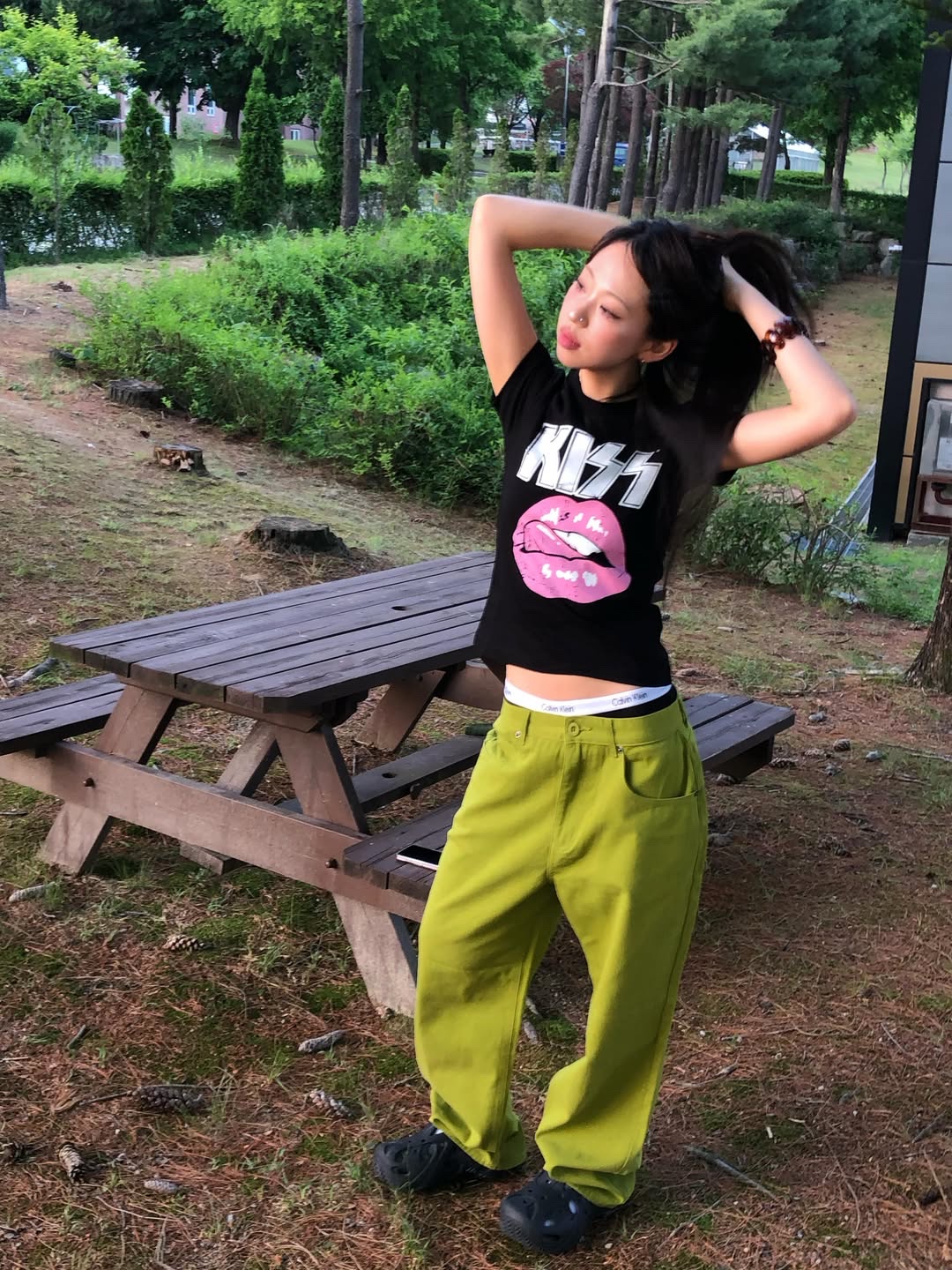MAINBOOTH X KISS Woman Vintage Lip T-shirt Black 착용 스타일 - 4