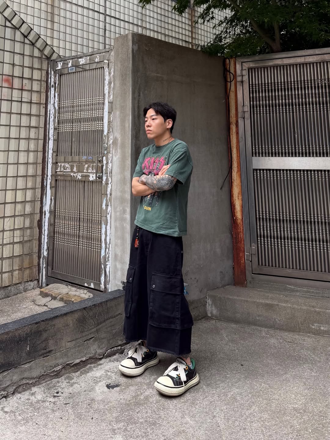 MAINBOOTH X KISS Love Gun T-shirt Deep Green 착용 스타일 - 1