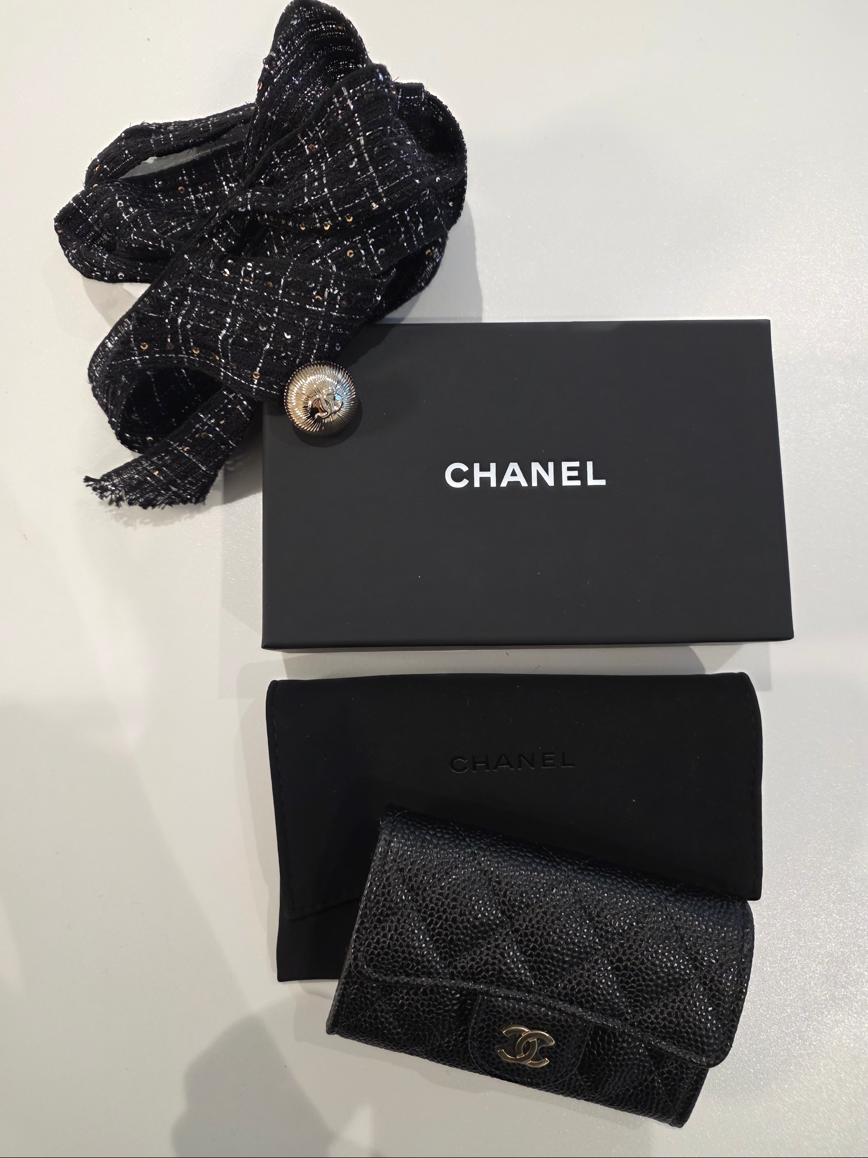 Chanel Classic Card Holder Grained Calfskin & Gold Black 착용 스타일 - 3