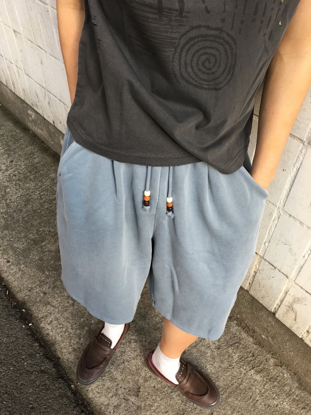 MAINBOOTH Haze Sweat Shorts Ash Blue 착용 스타일 - 3