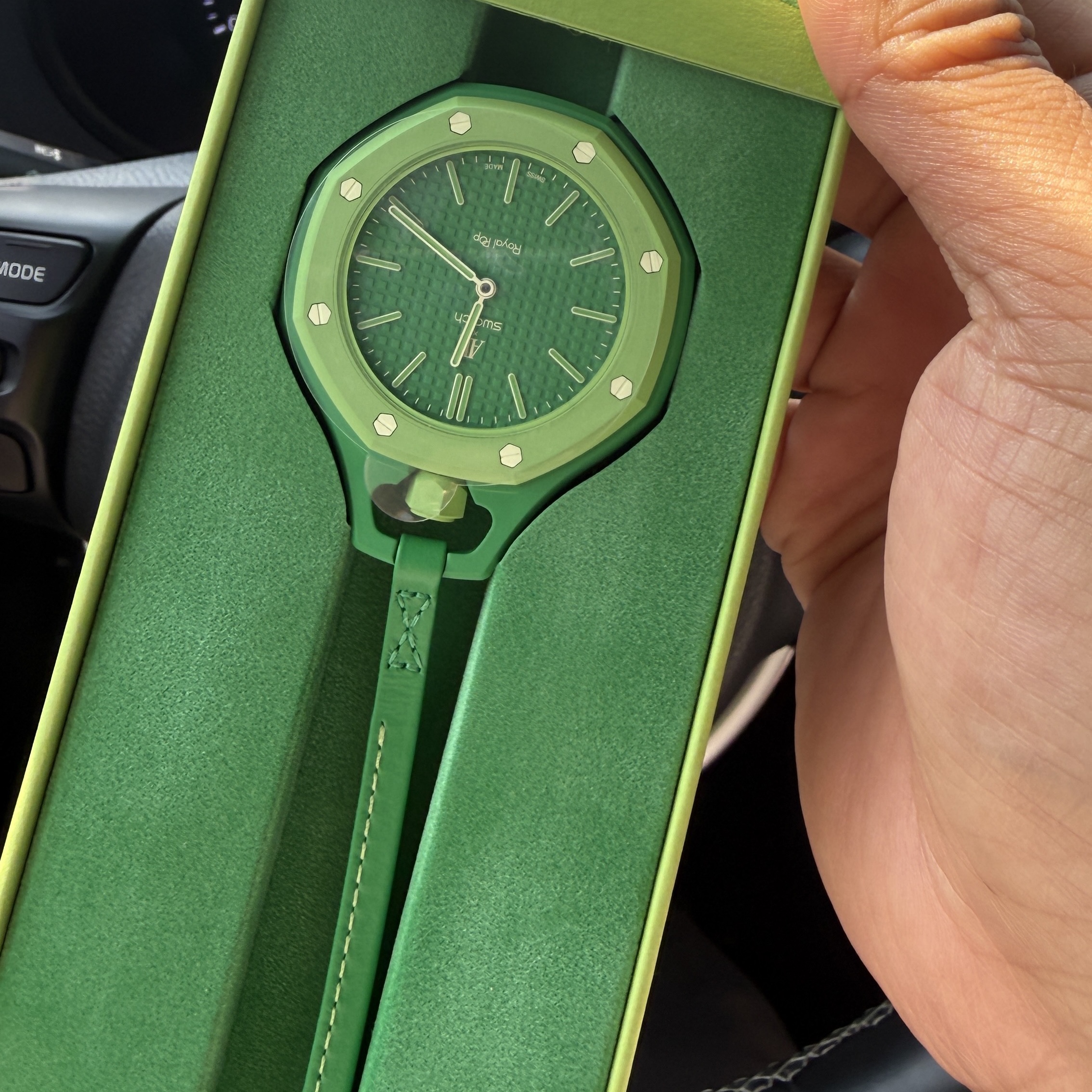 Swatch x Audemars Piguet Royal Pop Leather Lanyard Green Eight 착용 스타일