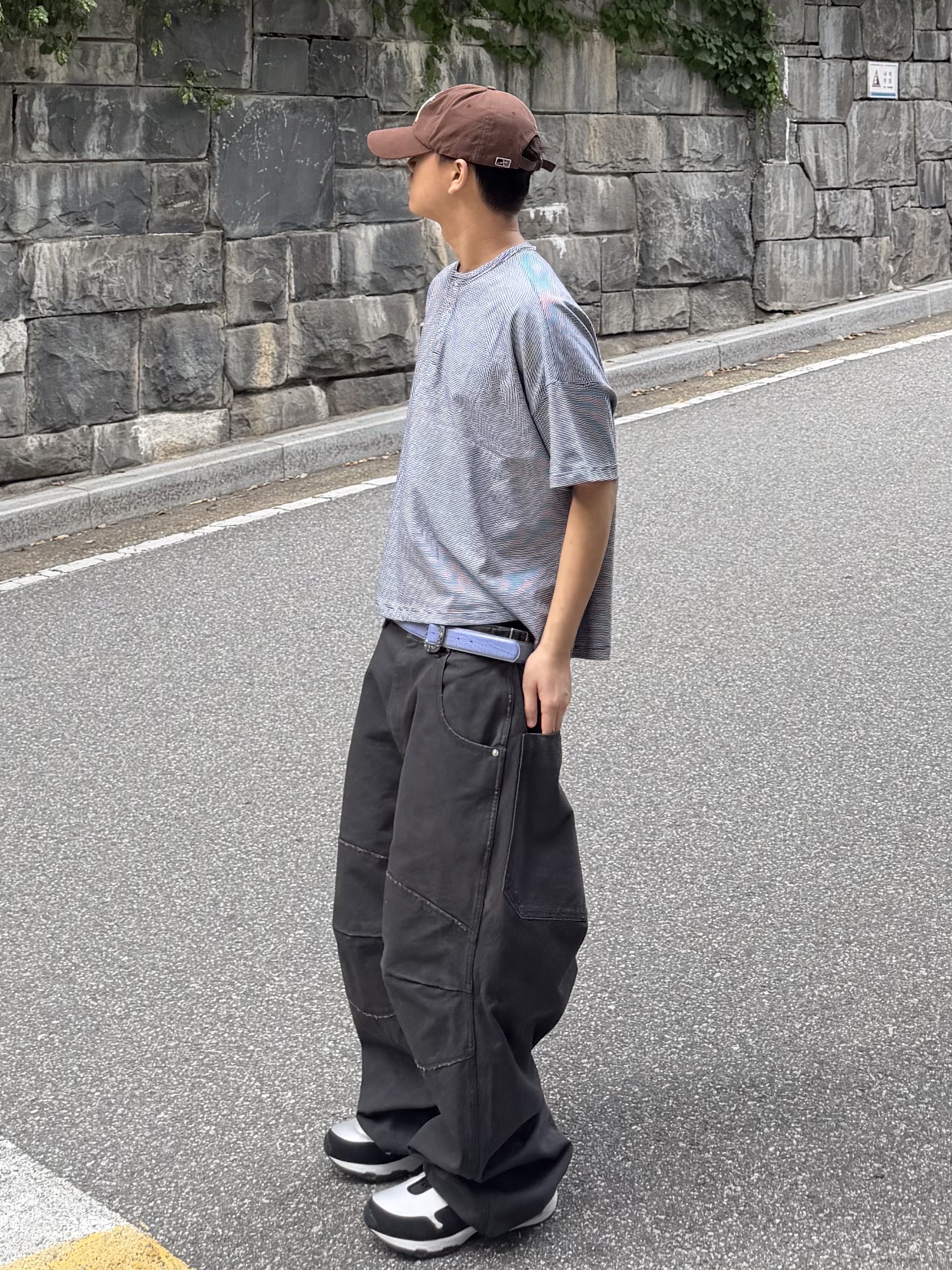 MJD Canvas 3D Knee Pants Charcoal, MJD Striped Henry-Neck T-Shirt Black 착용 스타일 - 4