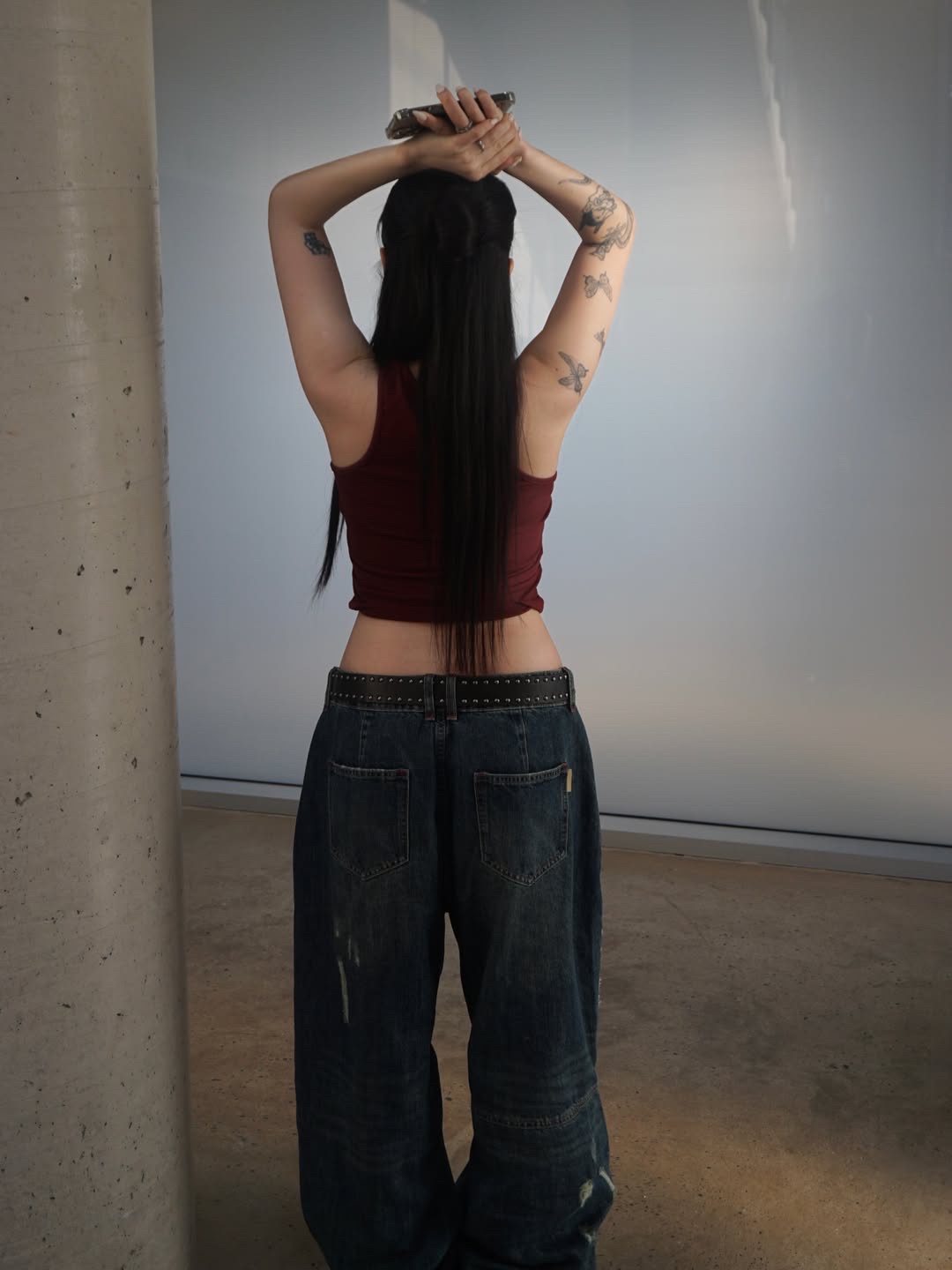 MAINBOOTH Repaired Denim Pants BLUE 착용 스타일 - 4