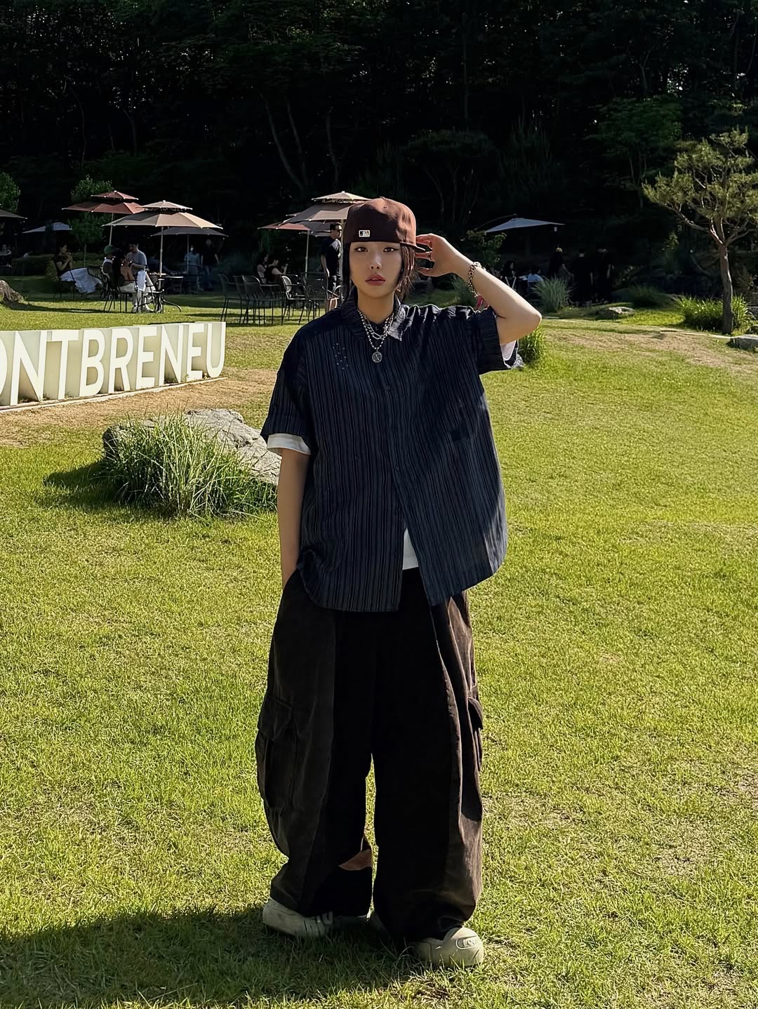 MAINBOOTH Patchwork Roll-up Shirt Navy 착용 스타일 - 3
