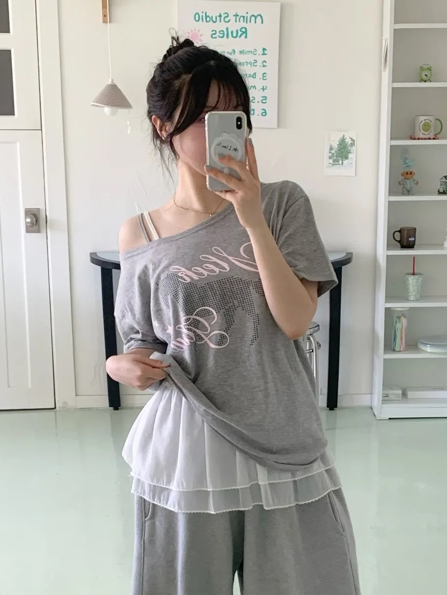 SLEEKGLOW Horse One-Shoulder T-Shirt Gray 착용 스타일 - 1