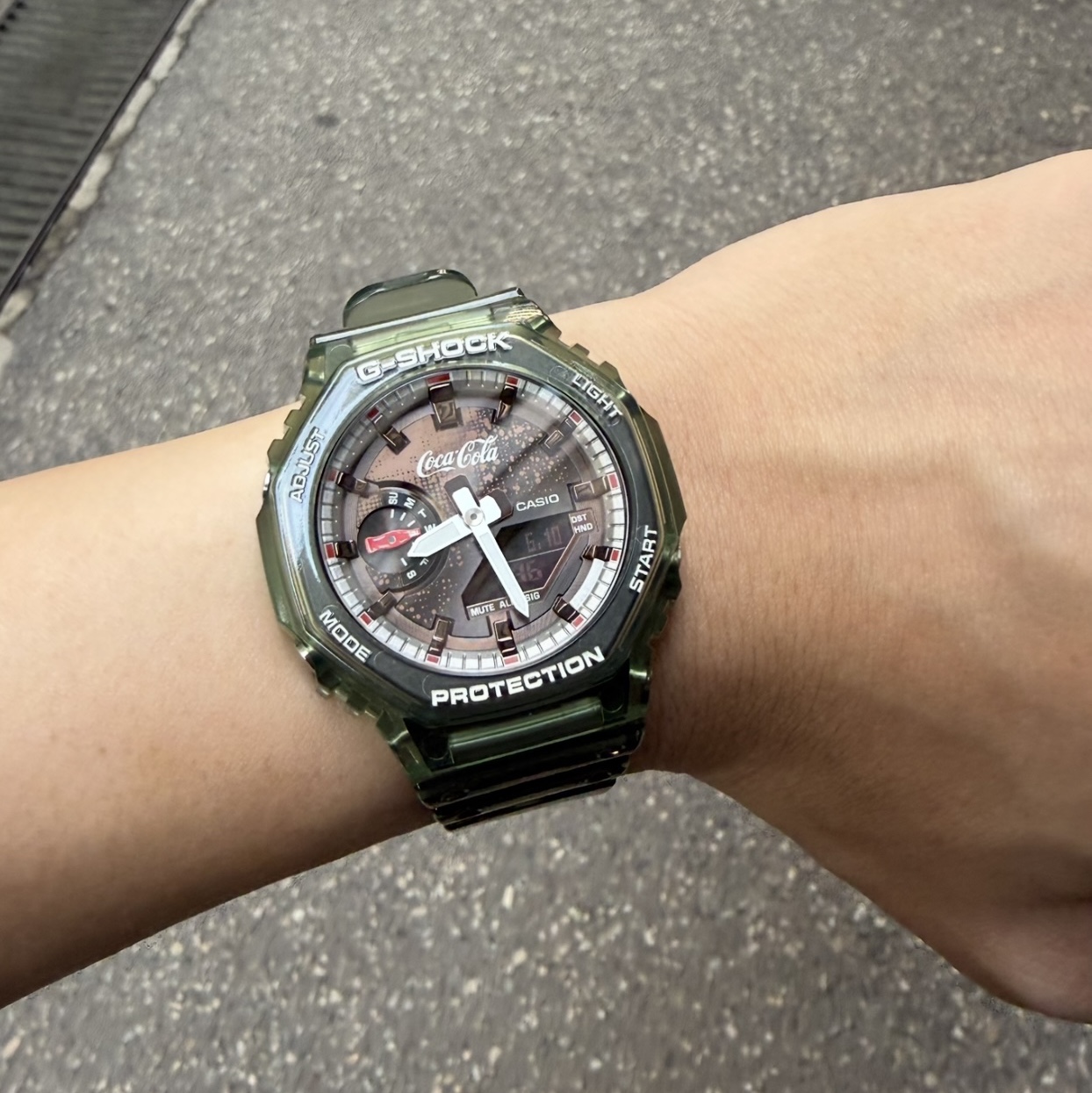 Casio G-Shock x Coca-Cola GA-2100CC-3A 착용 스타일 - 6