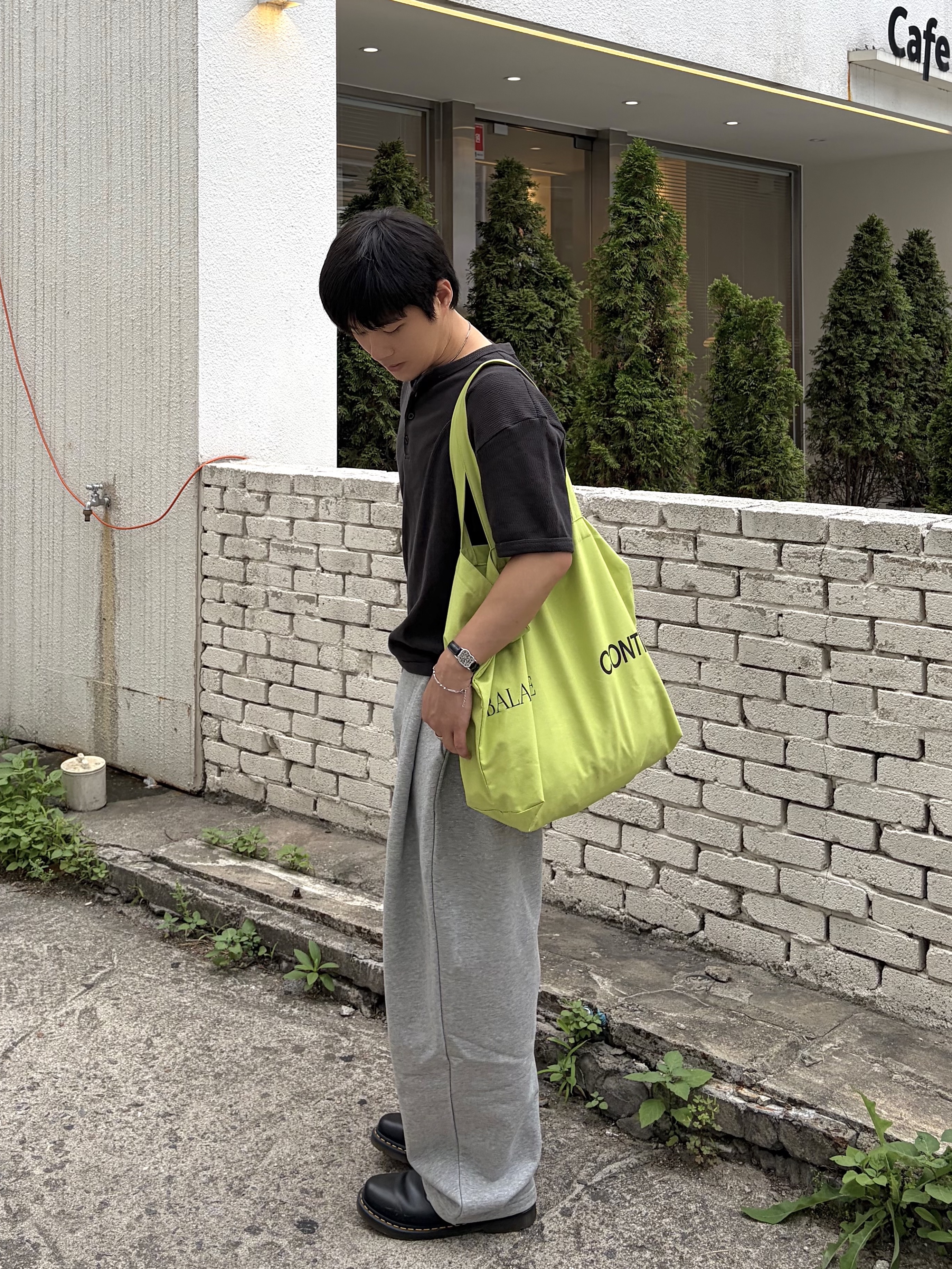 noun Henley Neck T-Shirts Charcoal, noun Easeful Tote Bag Lime 착용 스타일 - 2