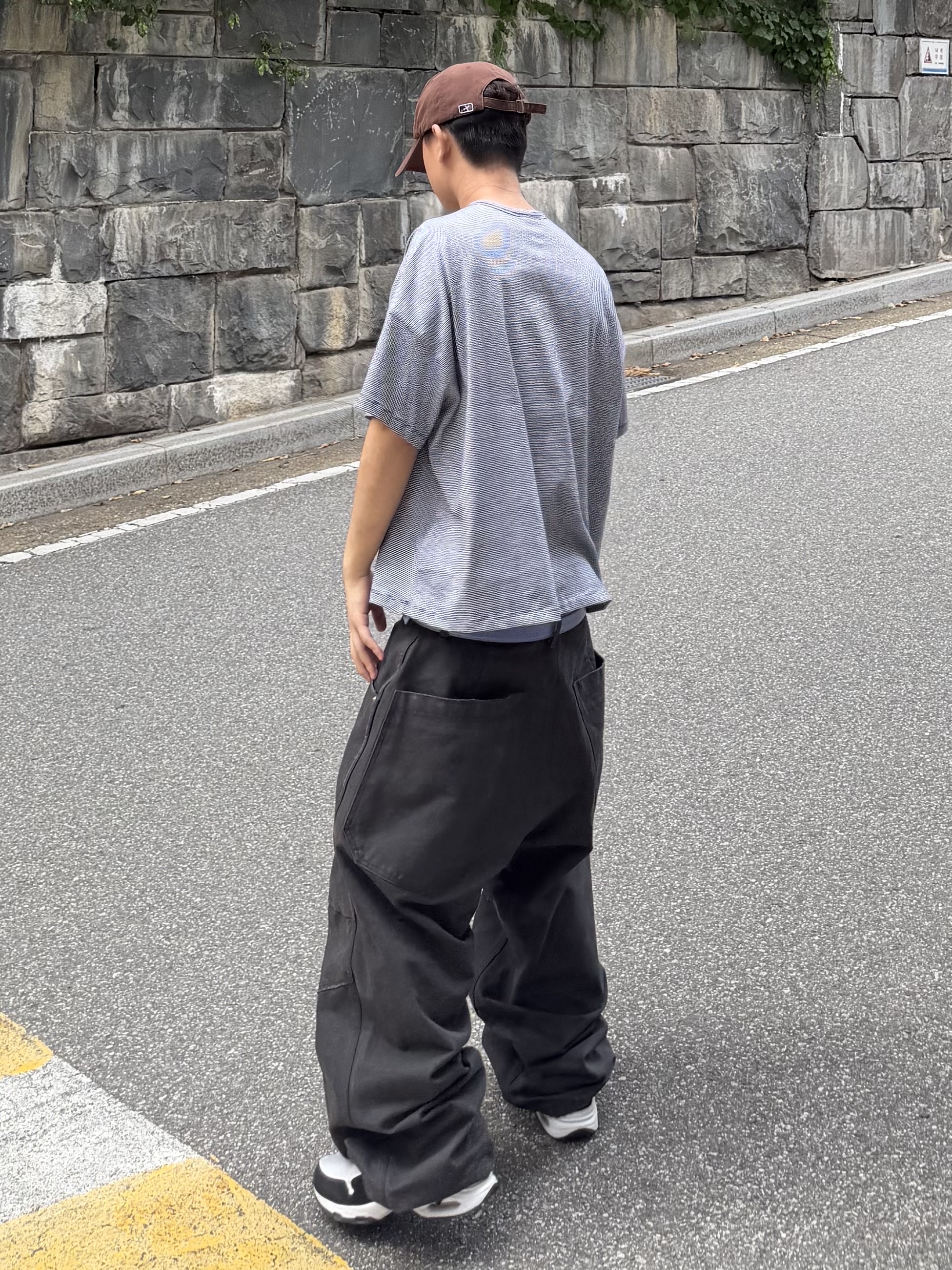 MJD Canvas 3D Knee Pants Charcoal, MJD Striped Henry-Neck T-Shirt Black 착용 스타일 - 6