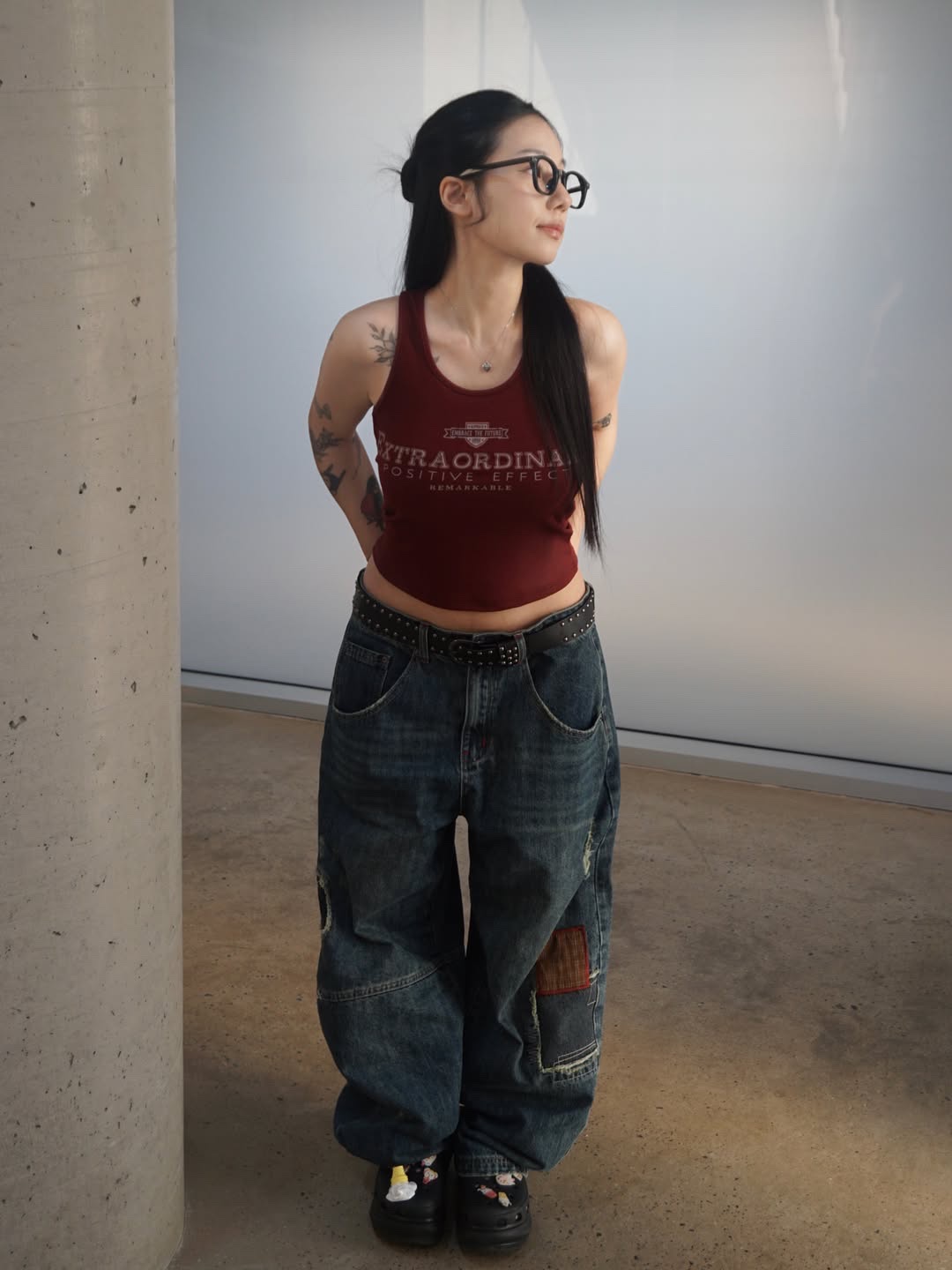 MAINBOOTH Repaired Denim Pants BLUE 착용 스타일 - 2