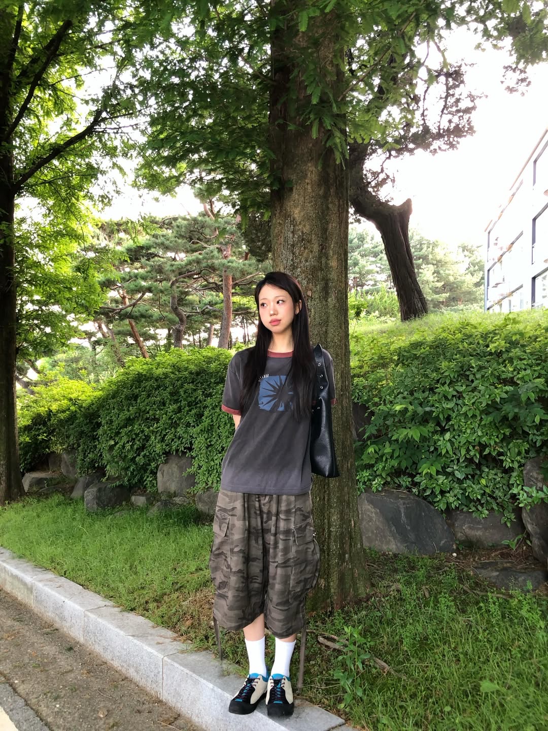 MAINBOOTH Sun Trace T-shirt Charcoal 착용 스타일 - 1
