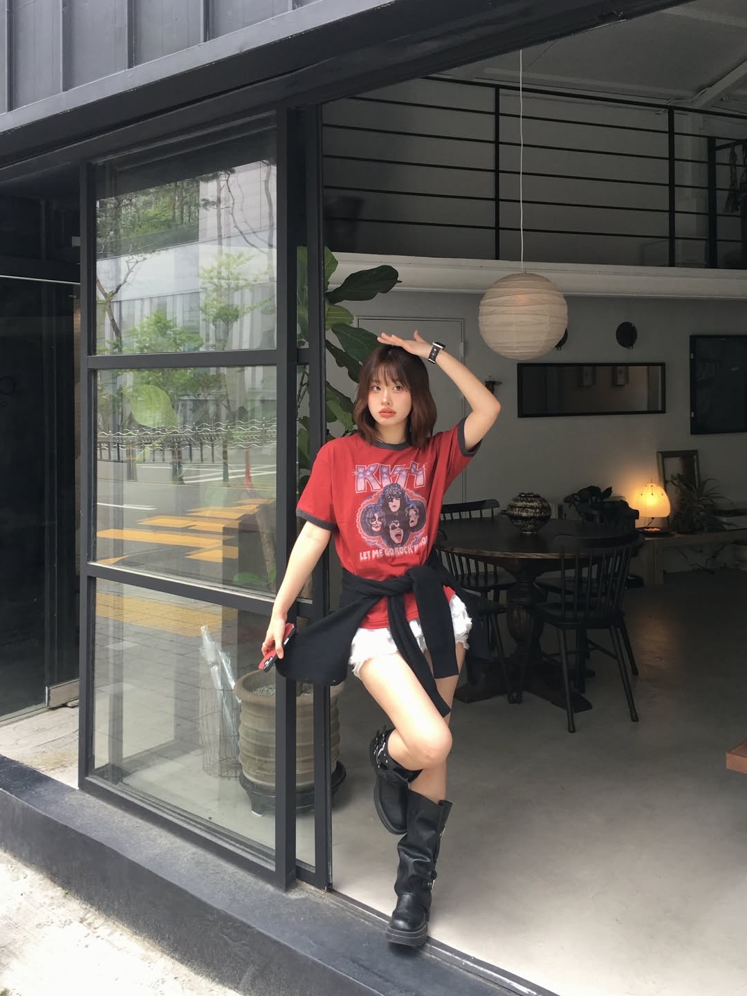 MAINBOOTH X KISS USA Logo T-shirt Red 착용 스타일 - 9