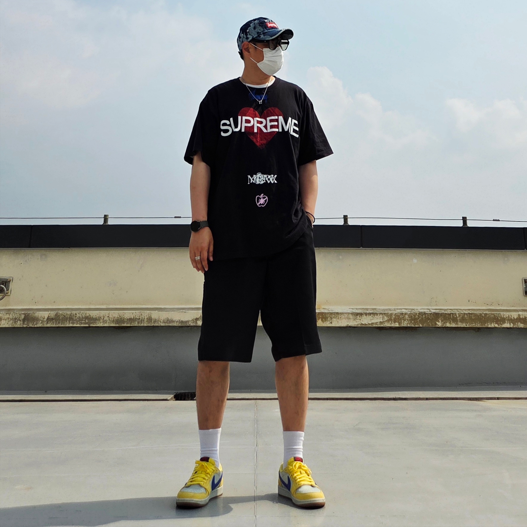 (W) Jordan 1 x Travis Scott Retro Low OG SP Canary, Supreme Announcing T-Shirt Black - 25SS 착용 스타일 - 2