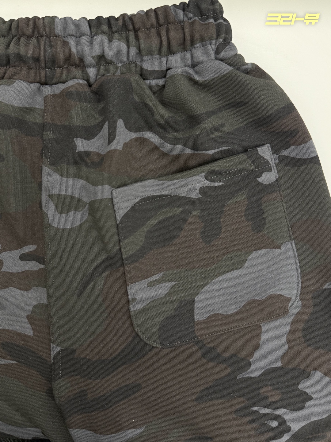 AMOU Camo One Tuck Bermuda Pants Charcoal 착용 스타일 - 3
