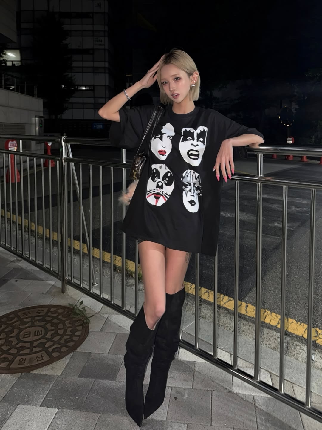 MAINBOOTH X KISS Four Faces Oversized T-shirt Black 착용 스타일 - 1