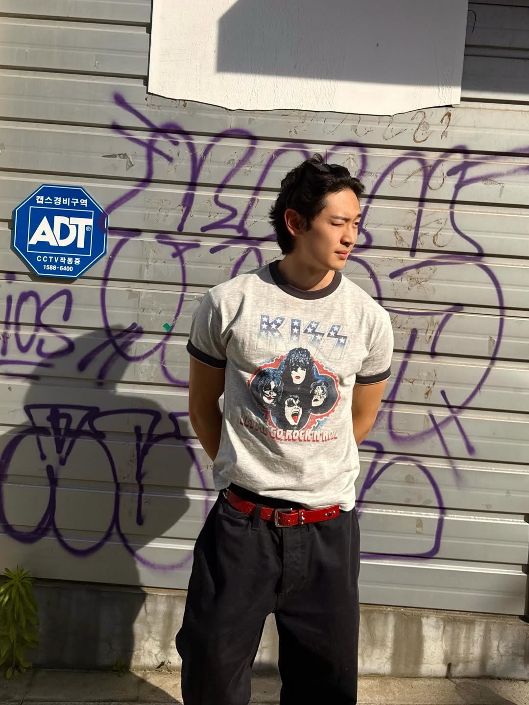 MAINBOOTH X KISS USA Logo T-shirt Gray 착용 스타일 - 1