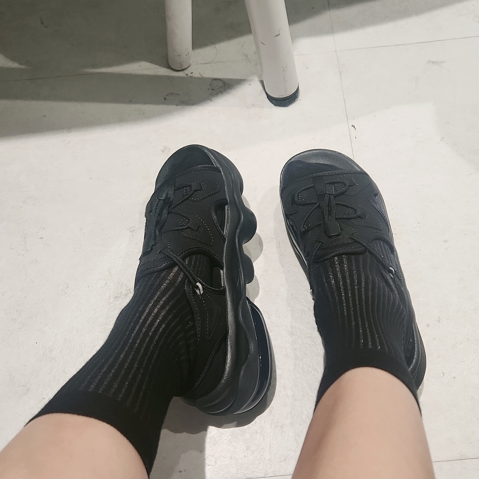 (W) Nike Air Max Koko Sandal Black 착용 스타일 - 1