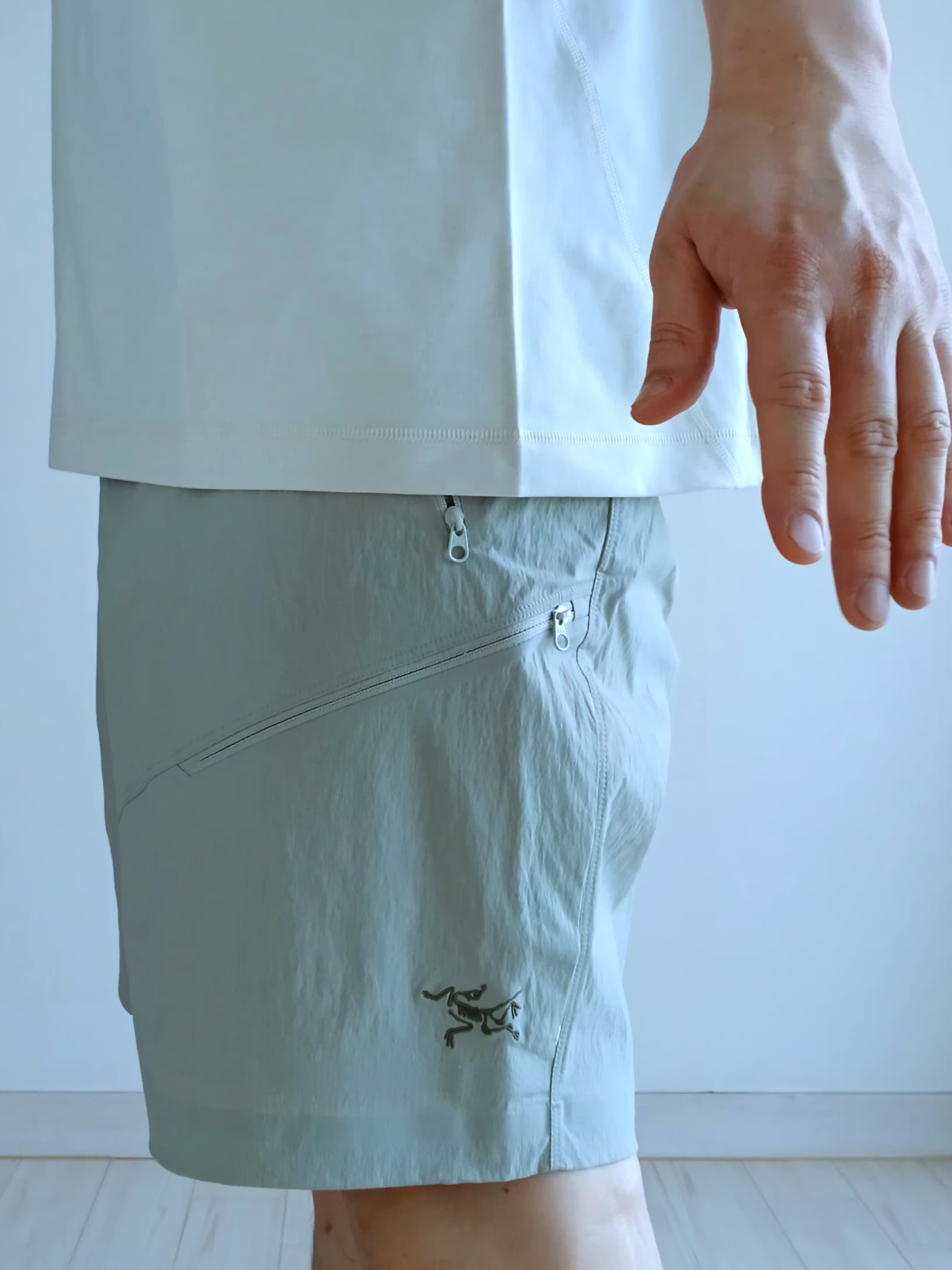 Arc'teryx Envoy Grand Wall SS T-Shirt Sea Salt, Arc'teryx Gamma Quick Dry Shorts 9 Inch Habitat 착용 스타일 - 3