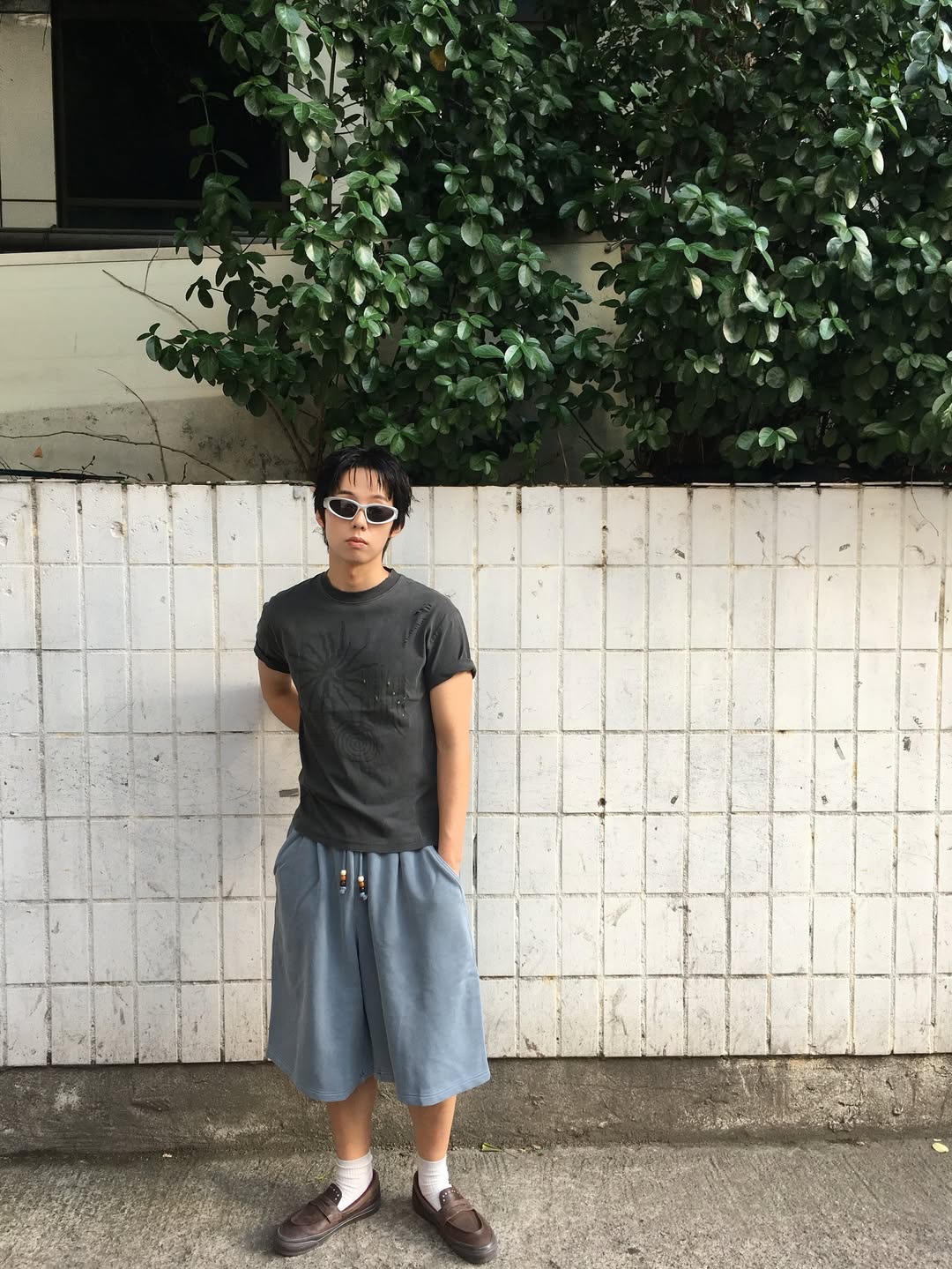MAINBOOTH Signal T-shirt Charcoal 착용 스타일 - 4
