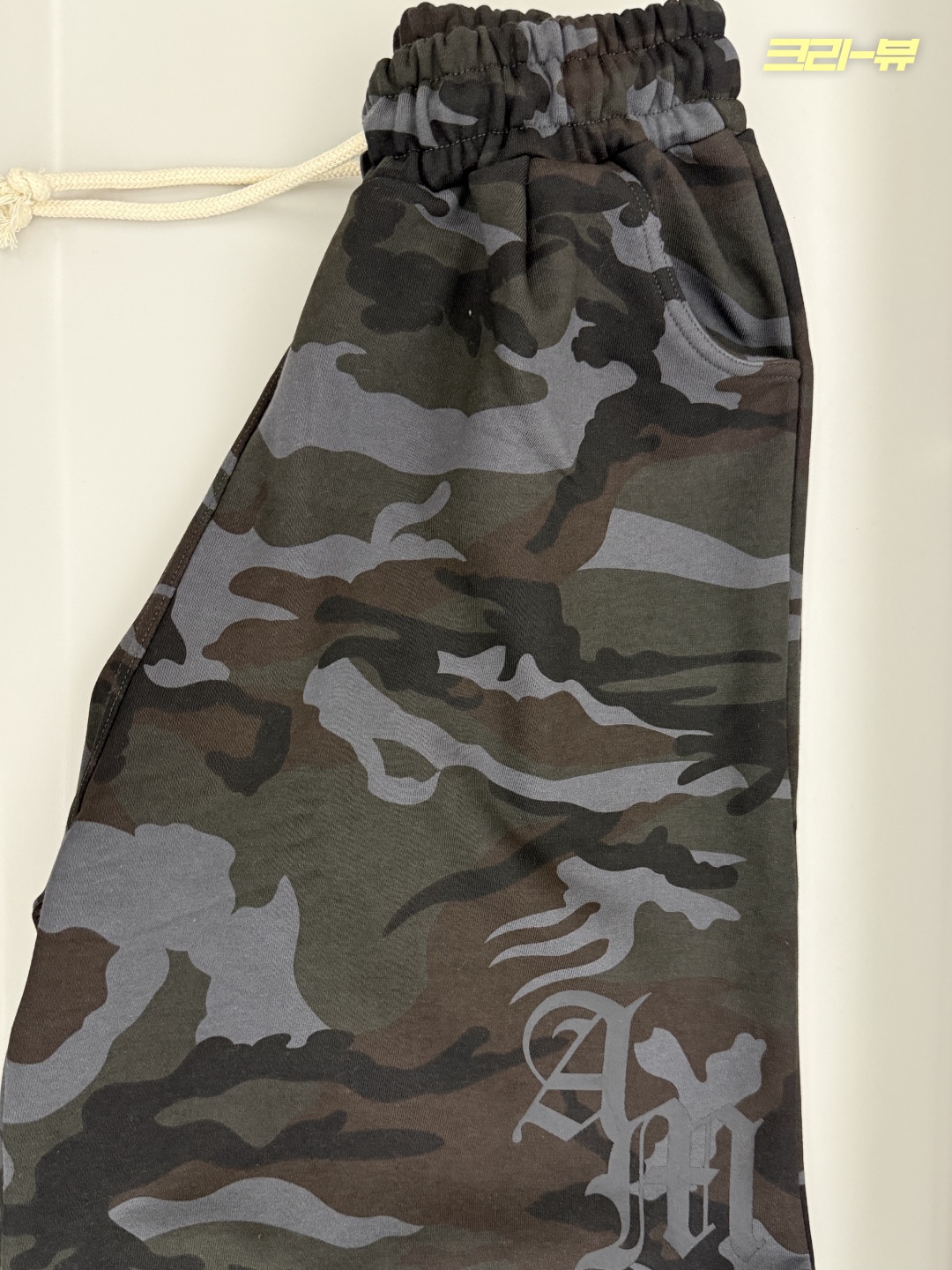 AMOU Camo One Tuck Bermuda Pants Charcoal 착용 스타일 - 2