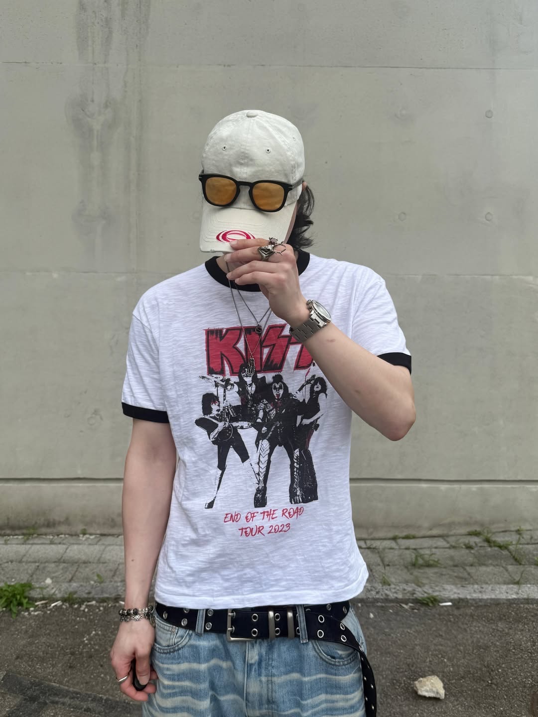 MAINBOOTH X KISS End of the Road T-shirt White 착용 스타일 - 2