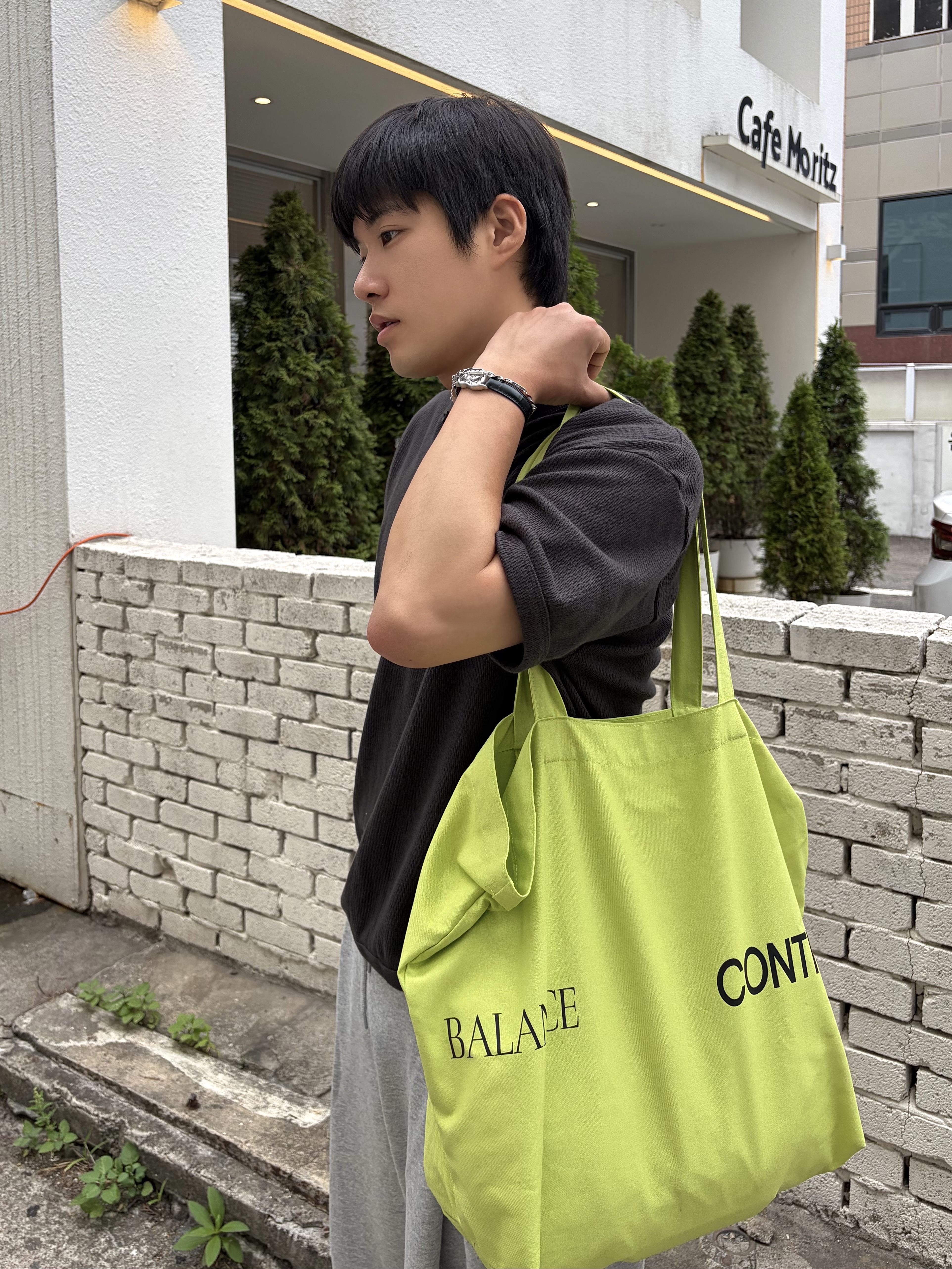 noun Henley Neck T-Shirts Charcoal, noun Easeful Tote Bag Lime 착용 스타일 - 1