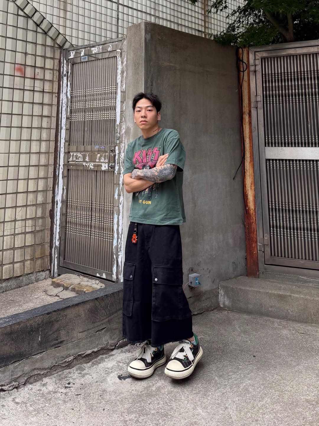 MAINBOOTH X KISS Love Gun T-shirt Deep Green 착용 스타일 - 2
