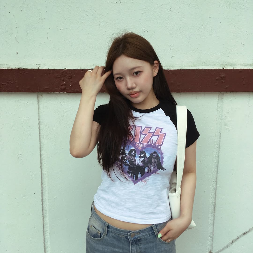 MAINBOOTH X KISS Woman Heart T-shirt White 착용 스타일 - 2
