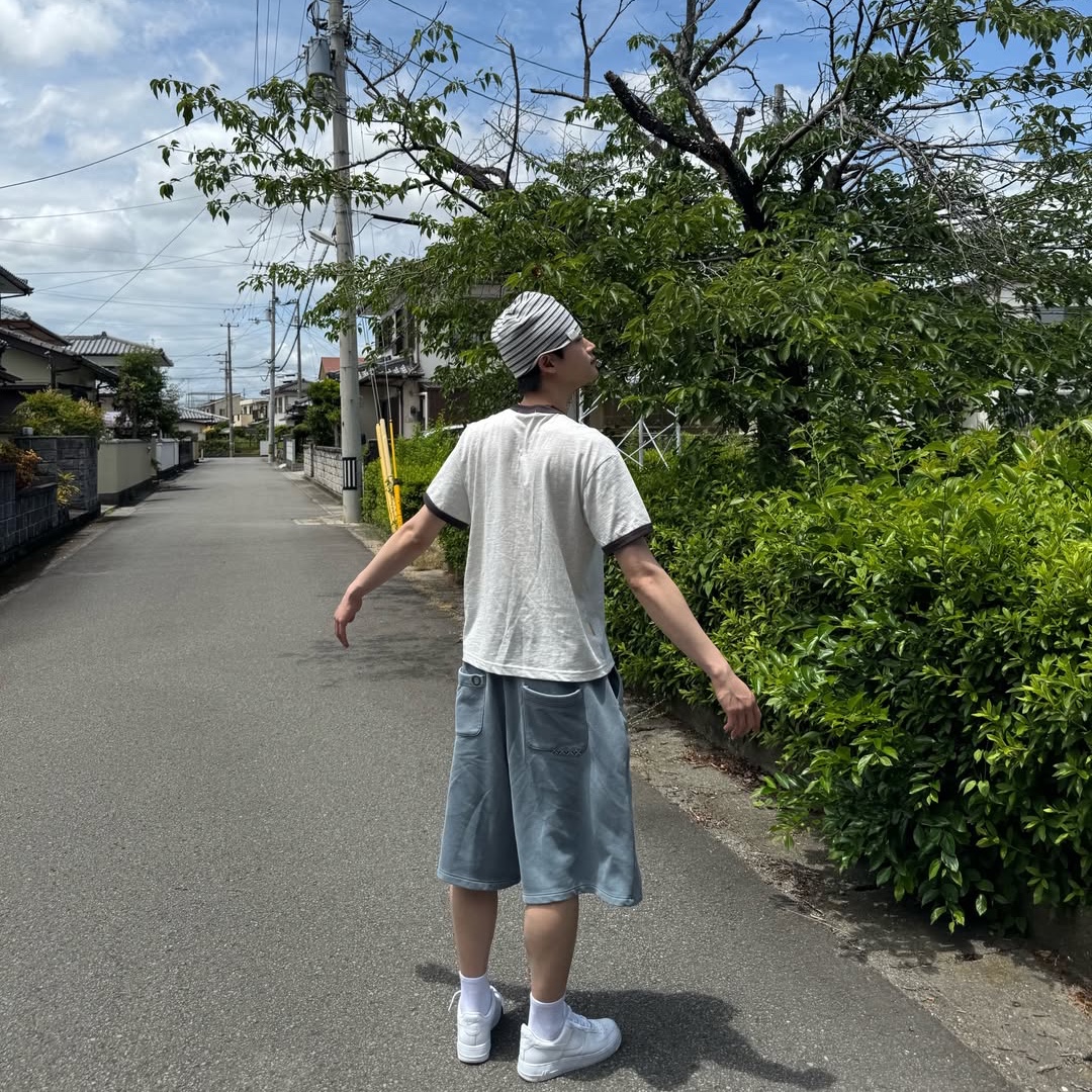 MAINBOOTH Haze Sweat Shorts Ash Blue 착용 스타일 - 1