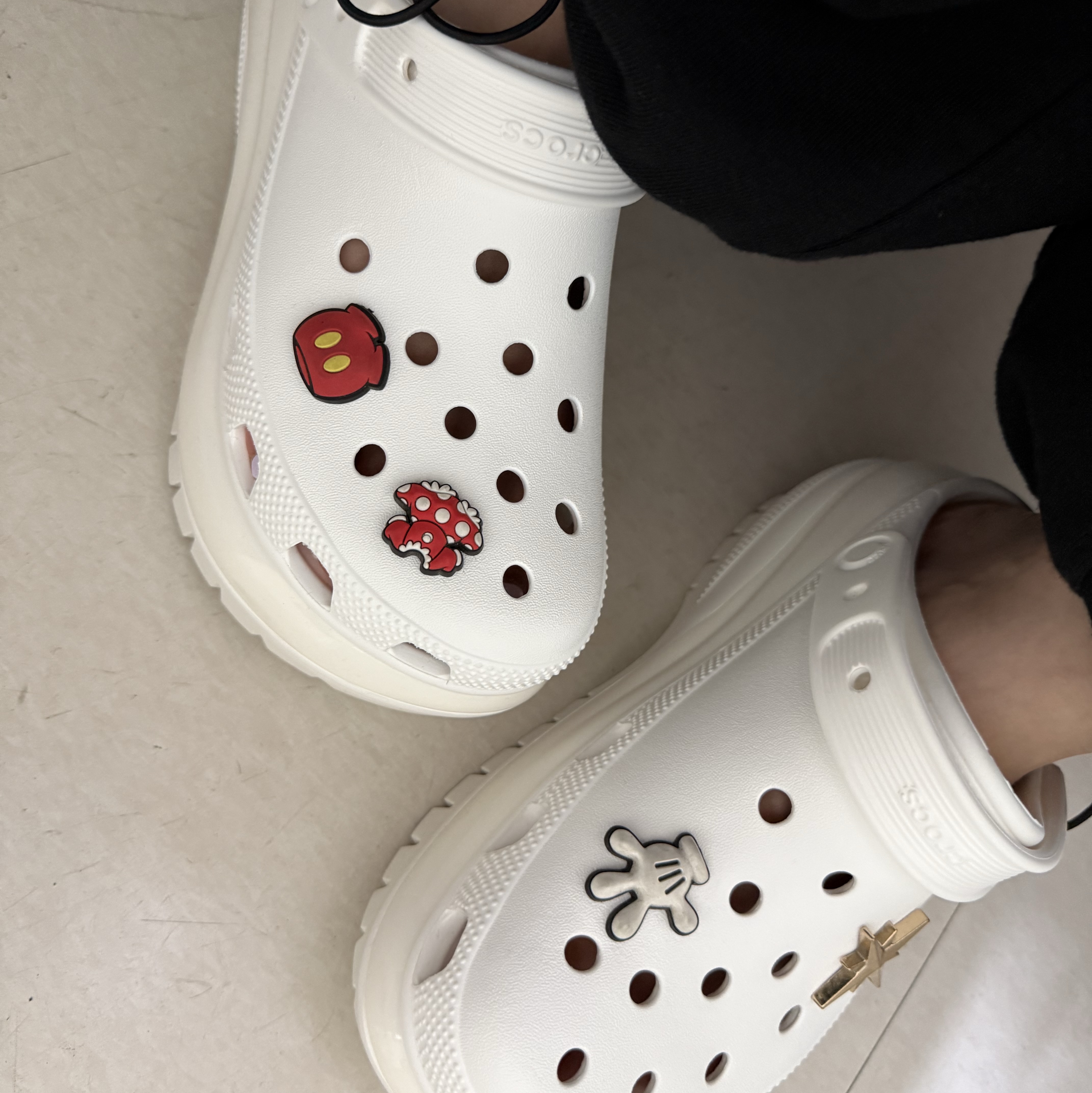 Crocs Classic Mega Crush Clog White 착용 스타일 - 4