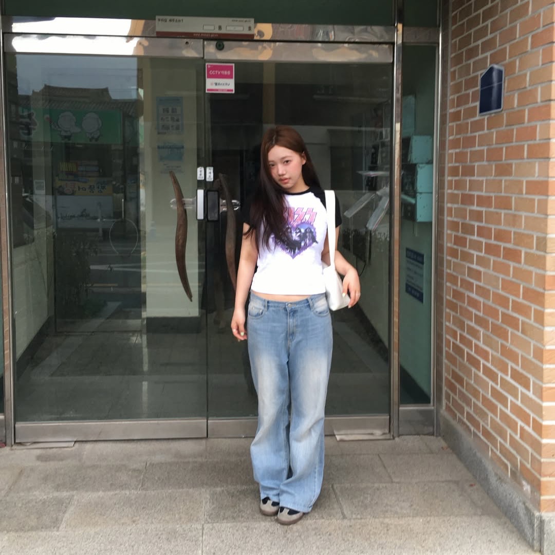 MAINBOOTH X KISS Woman Heart T-shirt White 착용 스타일 - 1