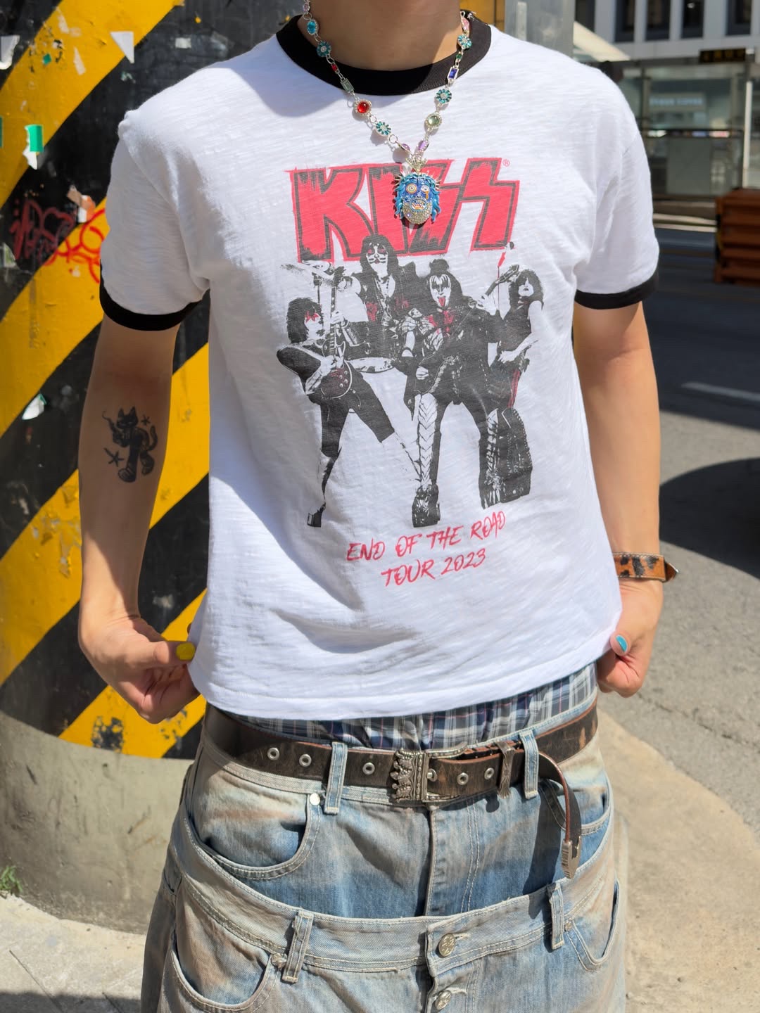 MAINBOOTH X KISS End of the Road T-shirt White 착용 스타일 - 4