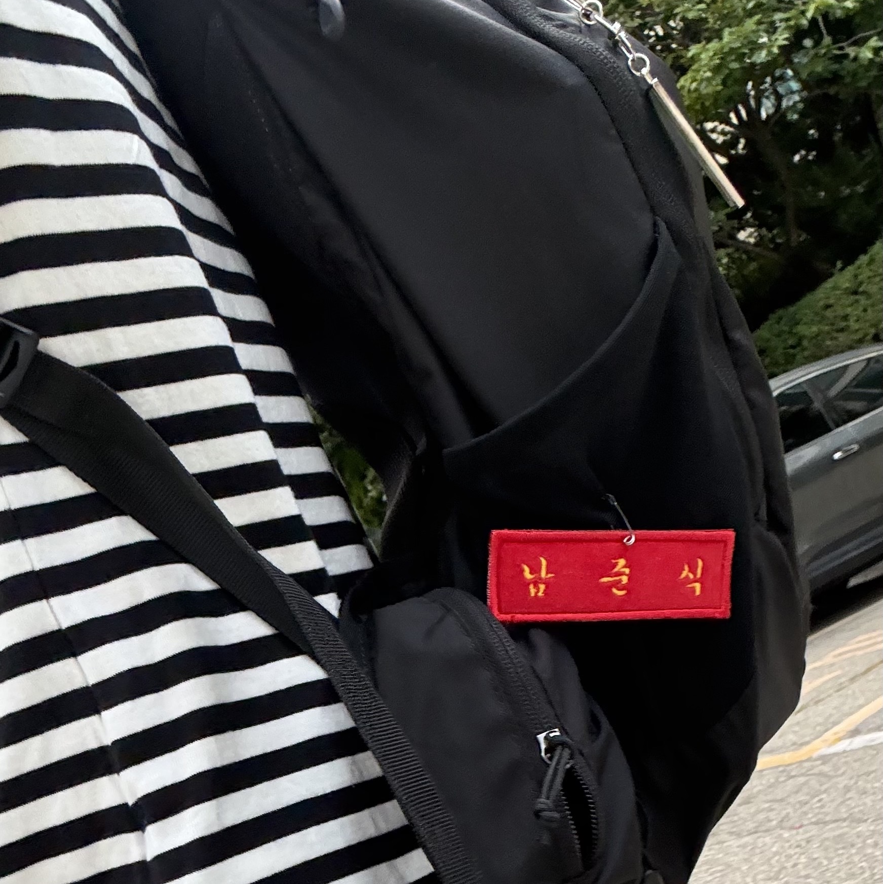 Play Comme des Garcons Striped LS T-Shirt Black White, Salomon Trailblazer 20 Black 착용 스타일 - 1