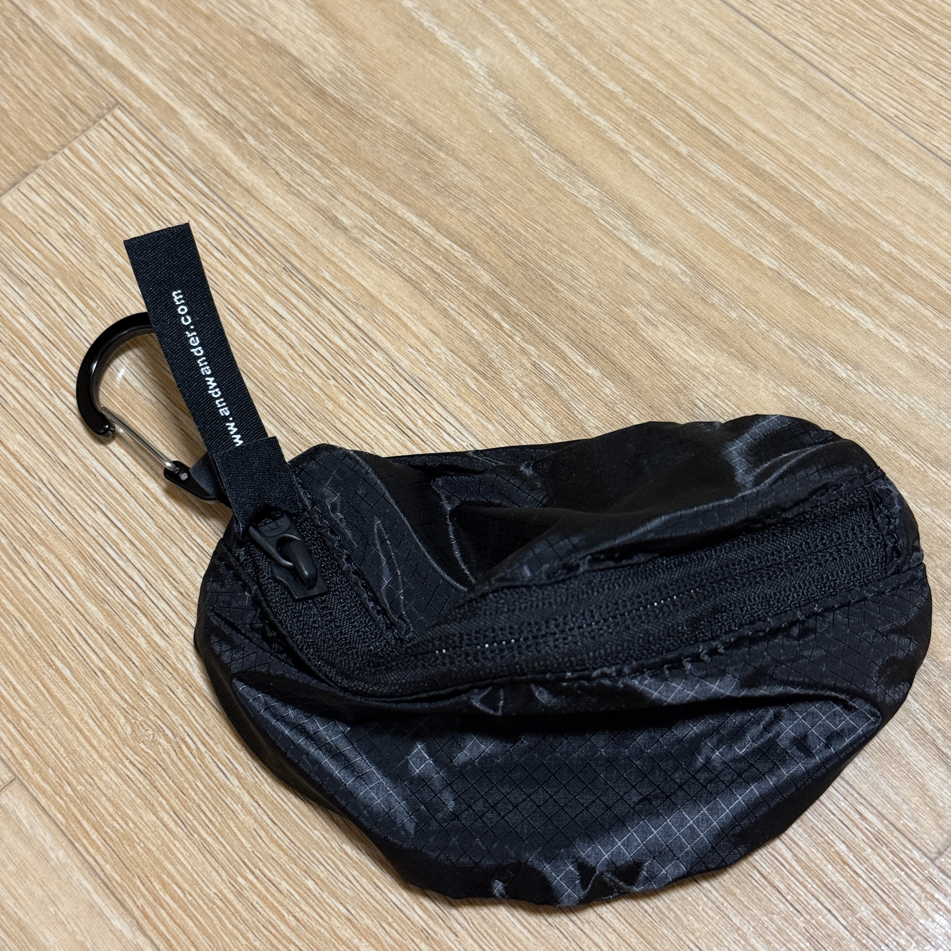 And Wander 132 Sil Mini Pouch Black - 26SS 착용 스타일