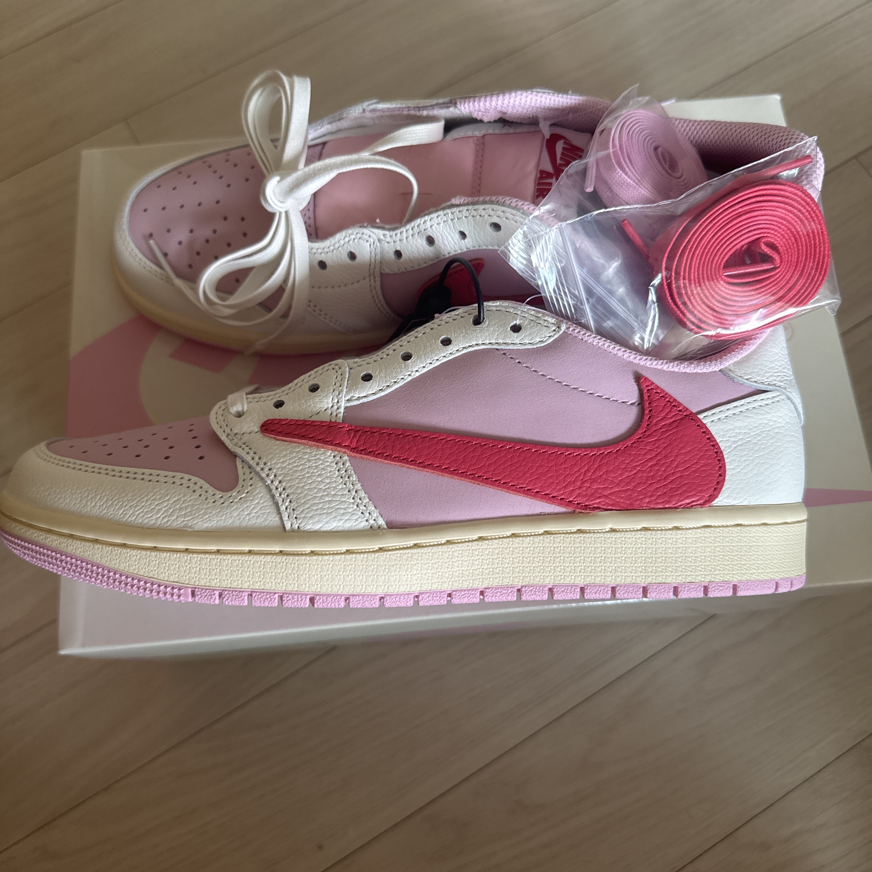 Jordan 1 x Travis Scott Retro Low OG SP Sail Tropical Pink 착용 스타일