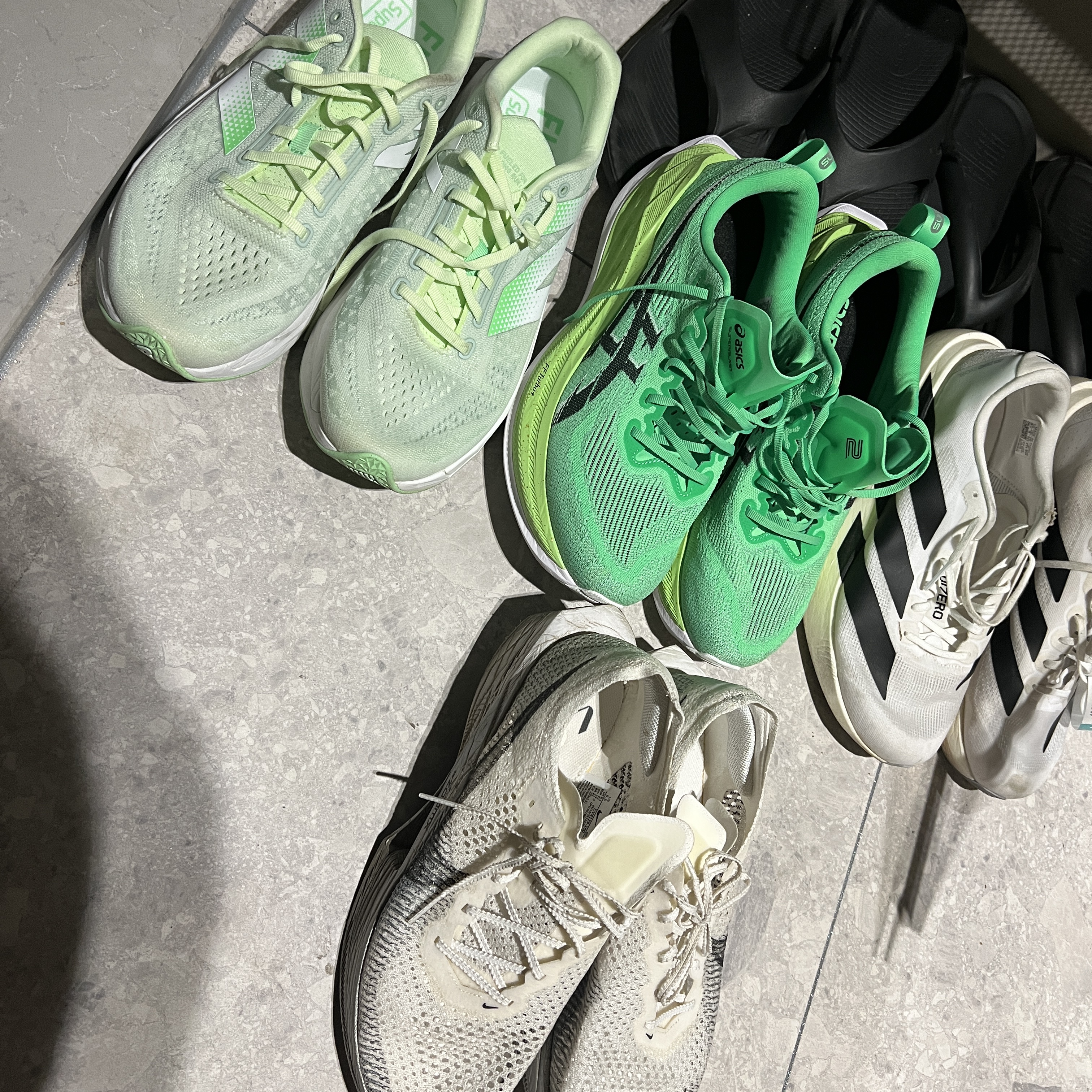 Asics Superblast 2 Ekiden Vital Green Black, New Balance Fuelcell SC Trainer v3 Green - D Standard 착용 스타일 - 1