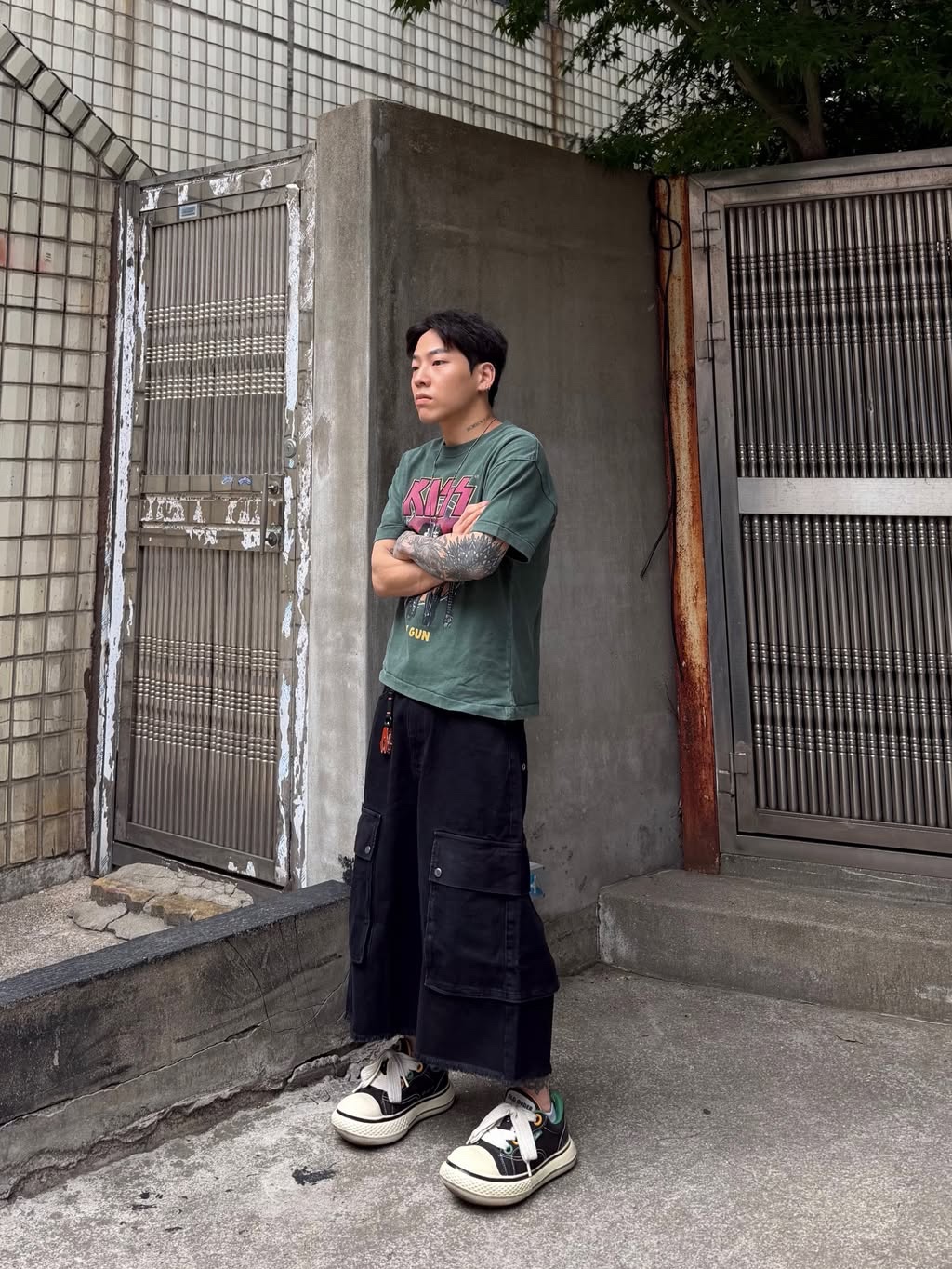MAINBOOTH X KISS Love Gun T-shirt Deep Green 착용 스타일 - 1