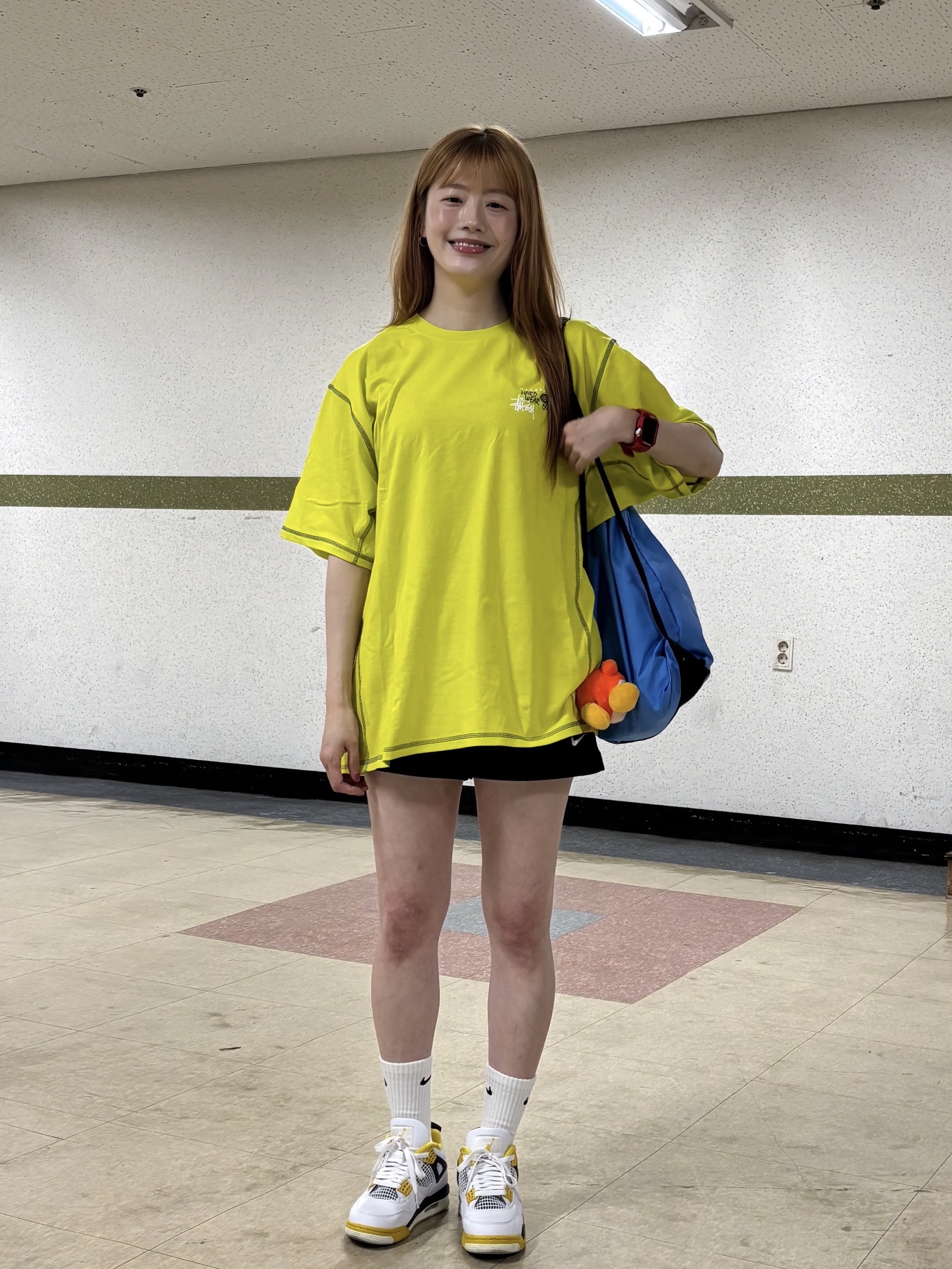 Stussy x Mountain Hardwear T-Shirt Flashlight, (W) Jordan 4 Retro Vivid Sulfur 착용 스타일 - 3