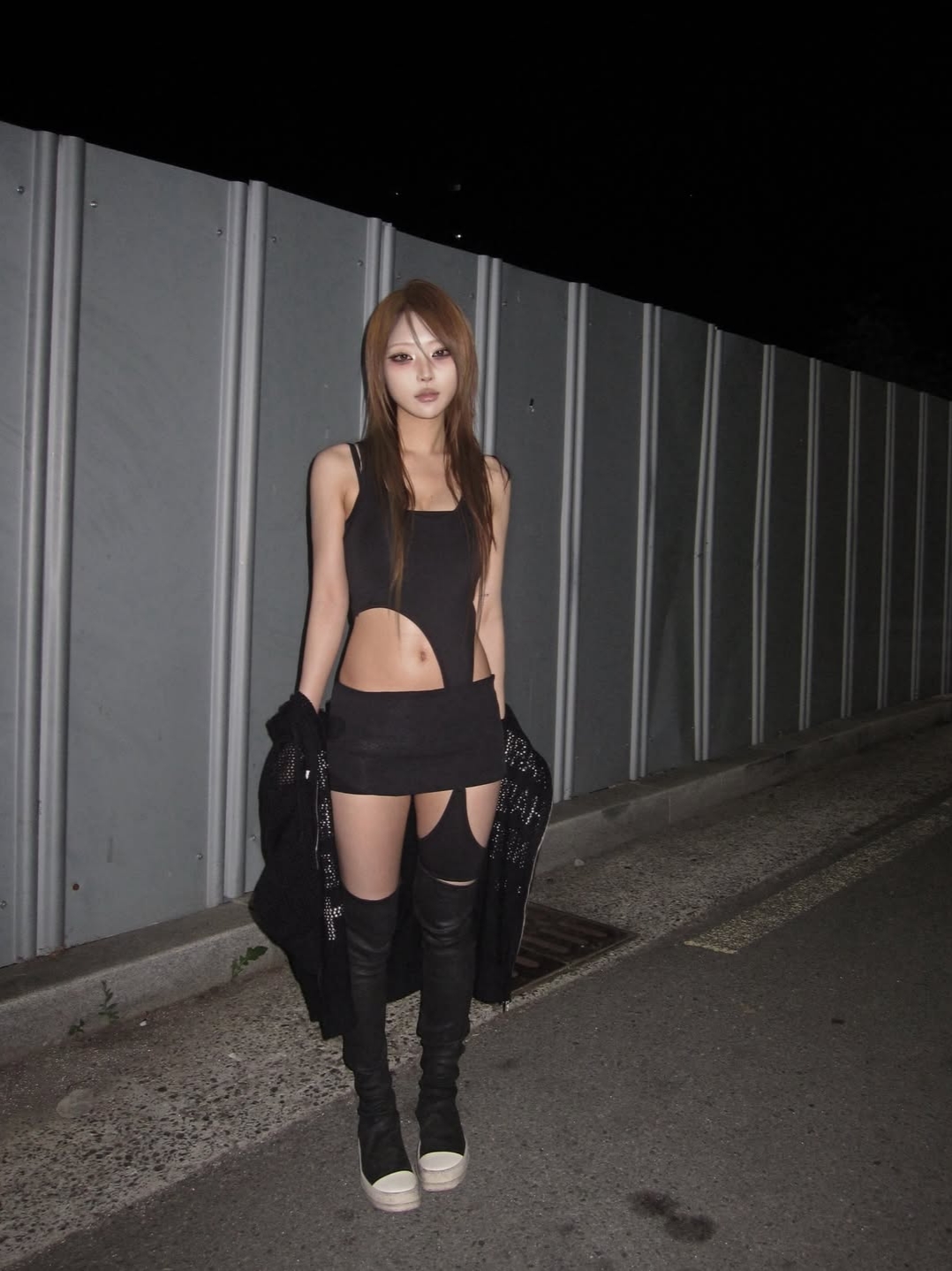 VOONT Cut Out Garter Sleeveless (BLACK) 착용 스타일 - 4